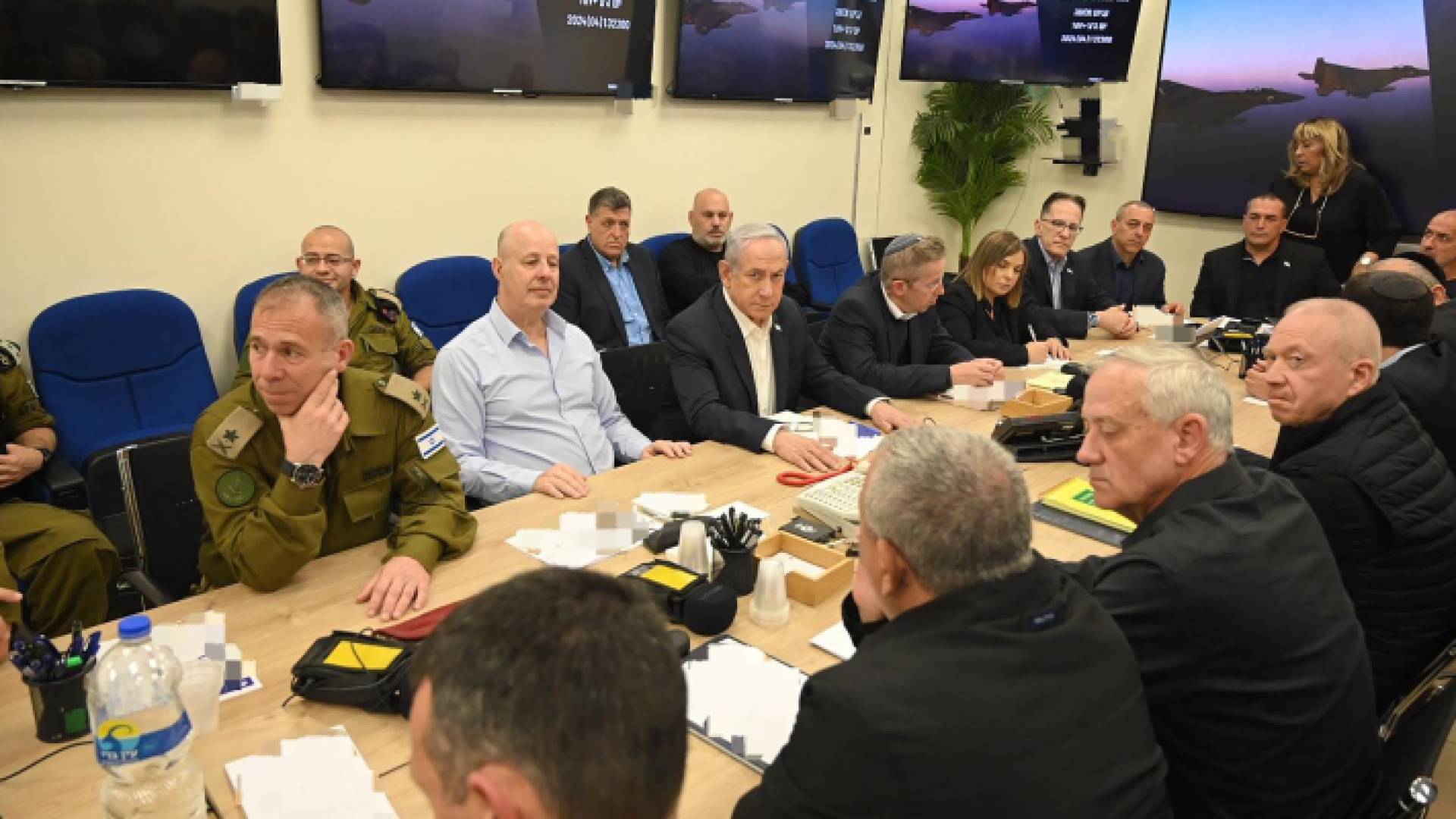 زعماء في تل أبيب في أحد اجتماعات مجلس حرب الاحتلال
