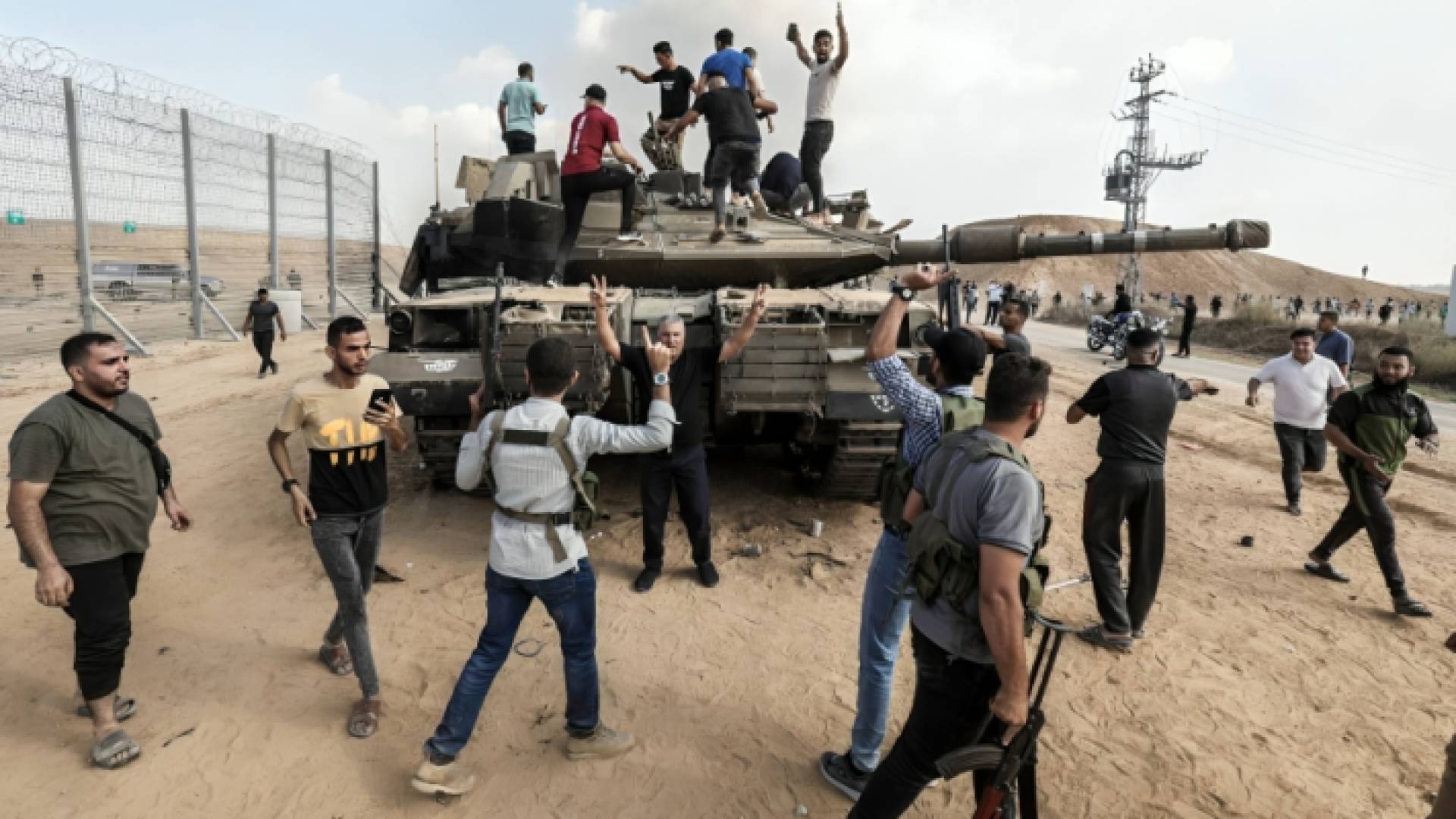 فلسيطينون يعتلون دبابة للاحتلال مع انطلاق طوفان الأقصى