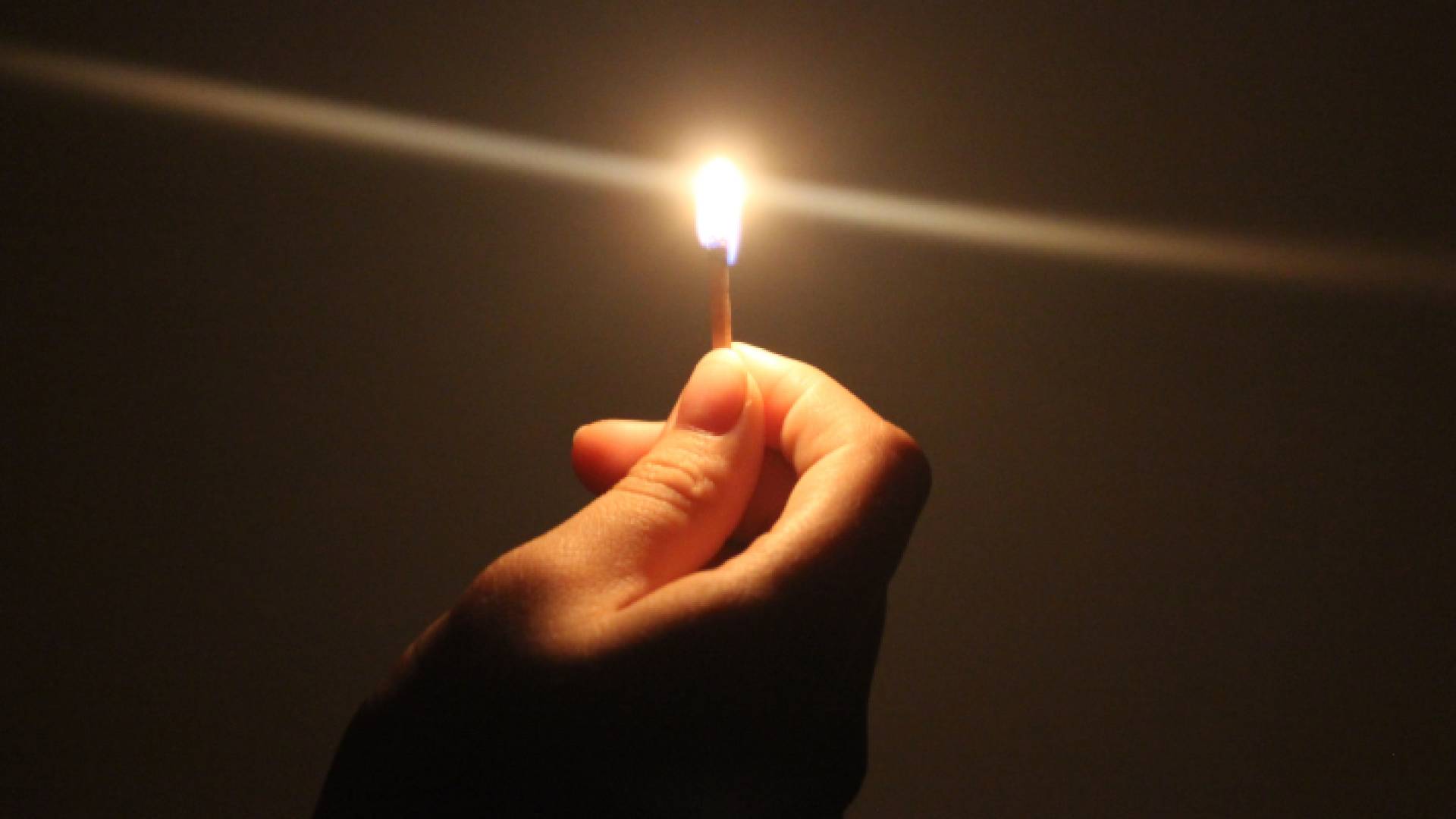 شخص يحمل عود ثقاب