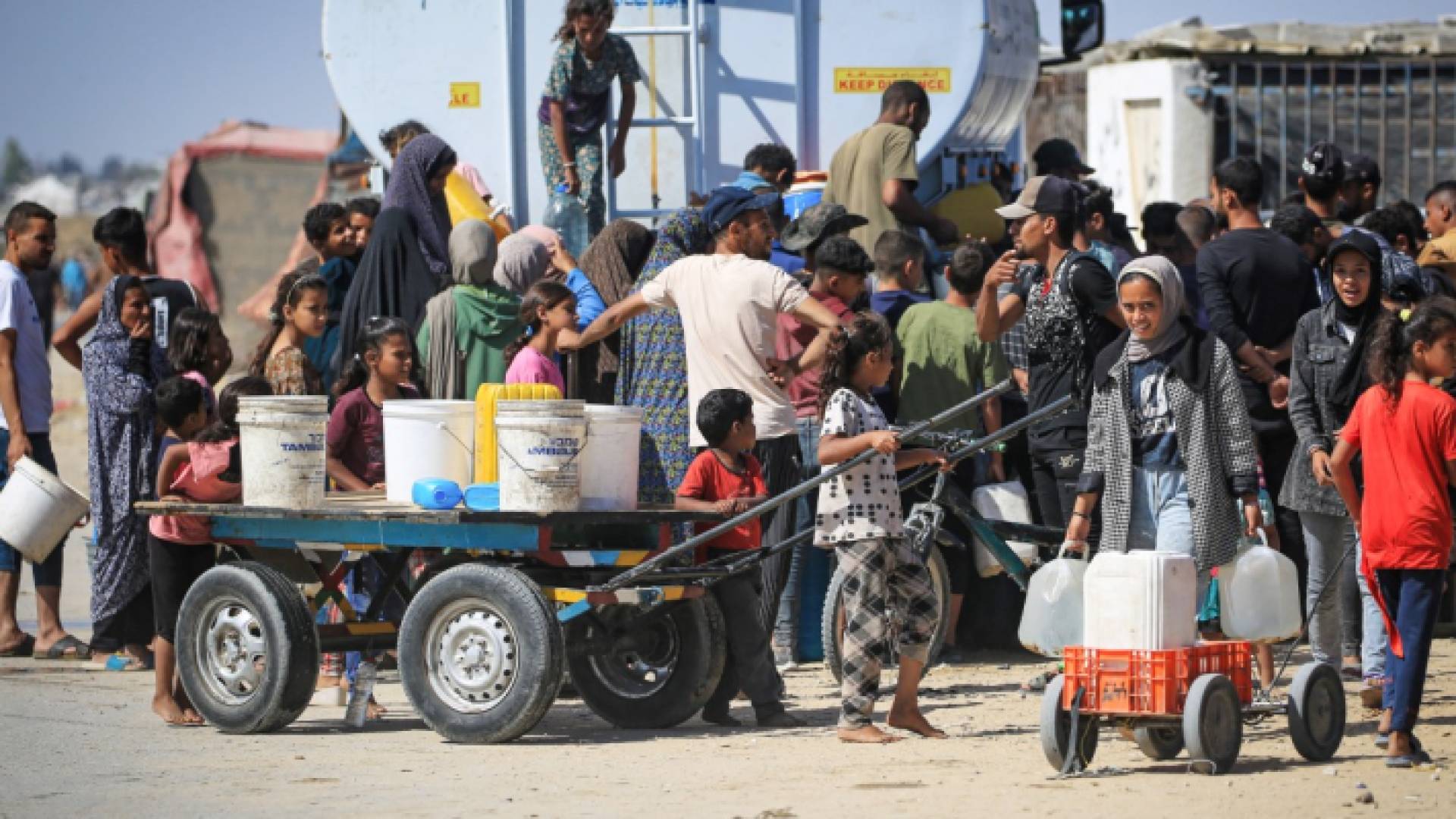 نازحون فلسطينيون يجلبون المياه في خان يونس بجنوب قطاع غزة