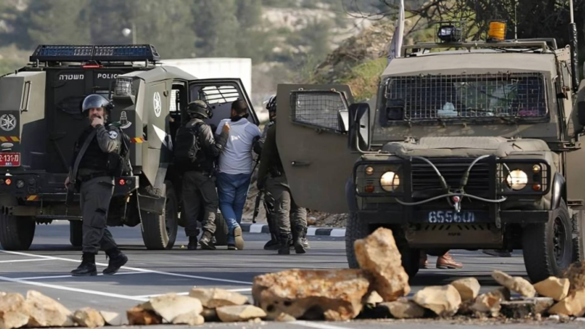 قوات الاحتلال تعتقل فلسطيني