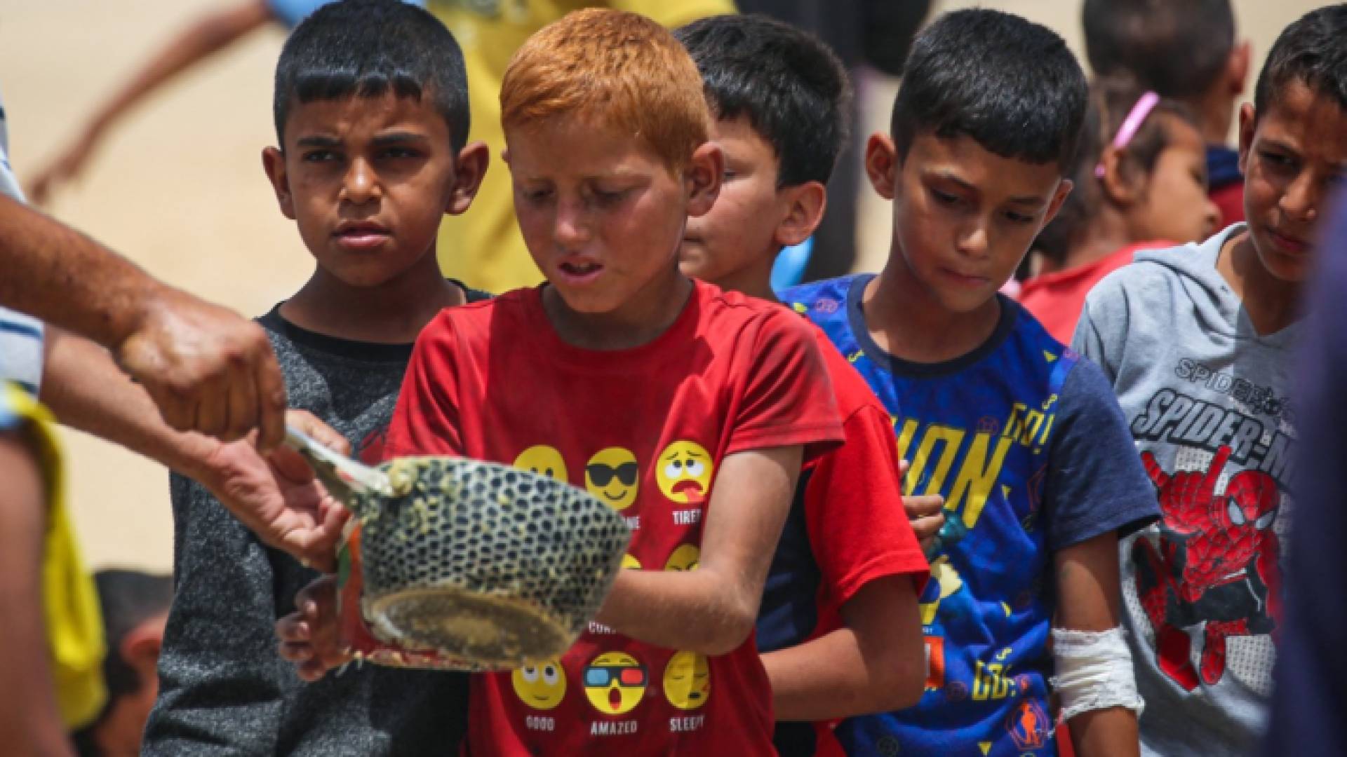 أطفال غزة يحاولون الحصول على القليل من الطعام