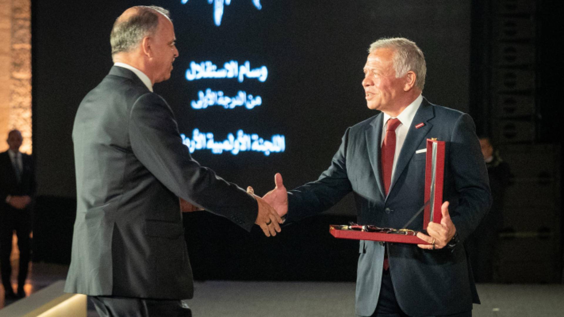 جلالة الملك عبدالله الثاني يسلم الأمير فيصل الوسام