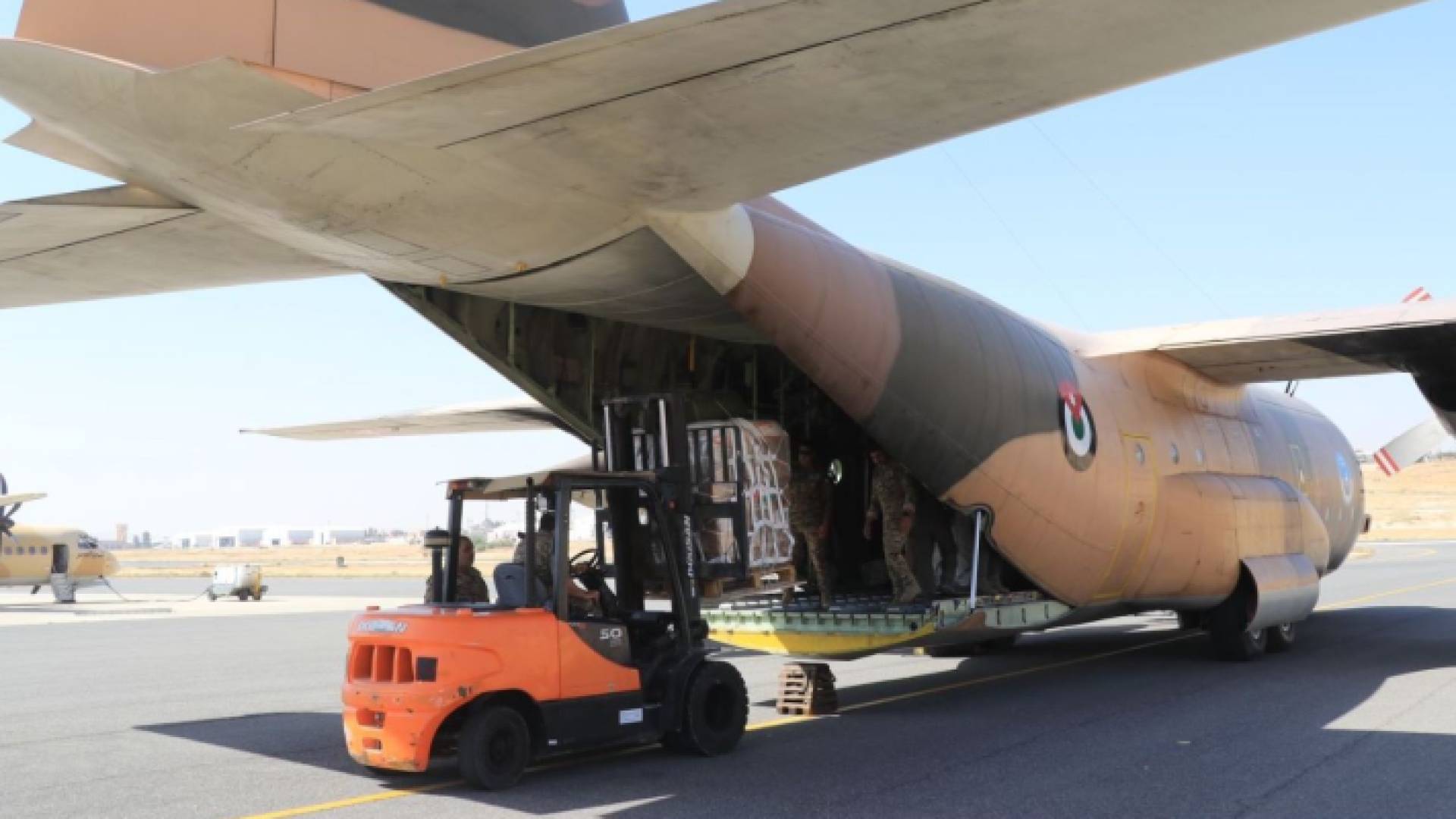 طائرة تحمل مساعدات للأهل غزة