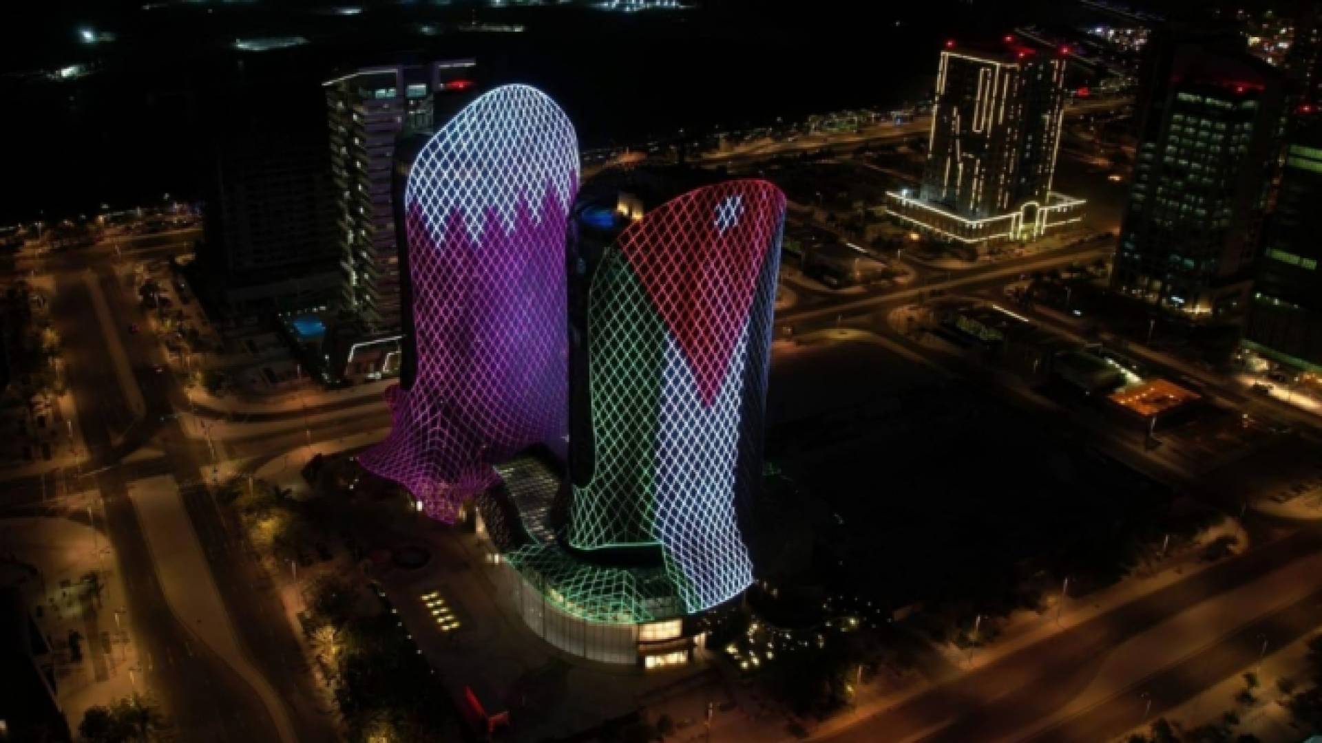 إضاءة أحد أبراج قطر بالعلم الأردني