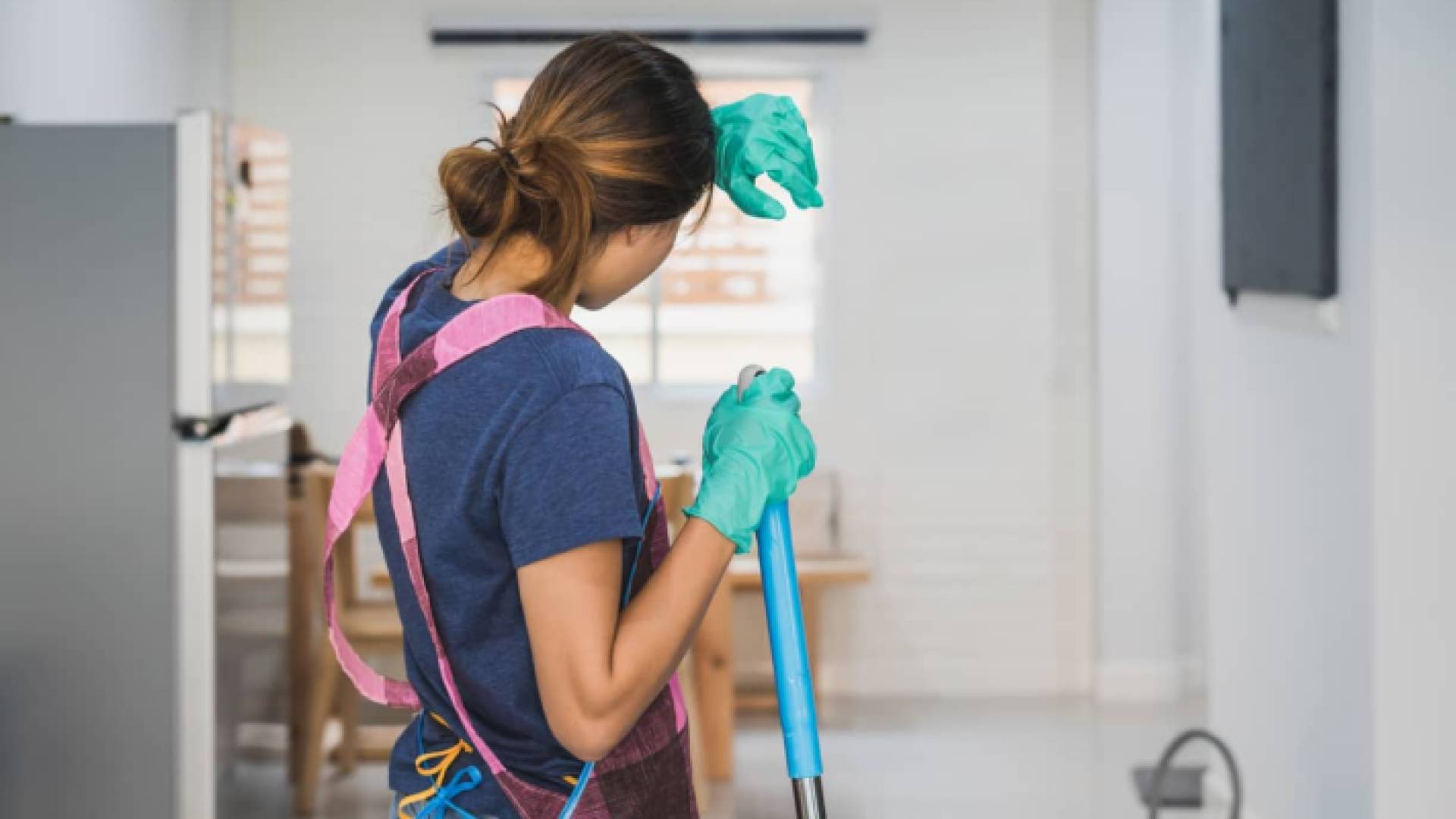 عاملة في أحد المنازل - تعبيرية