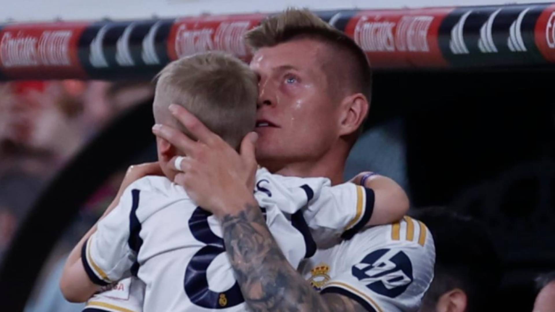 توني كروس يحتضن نجله بعد خروجه من الملعب