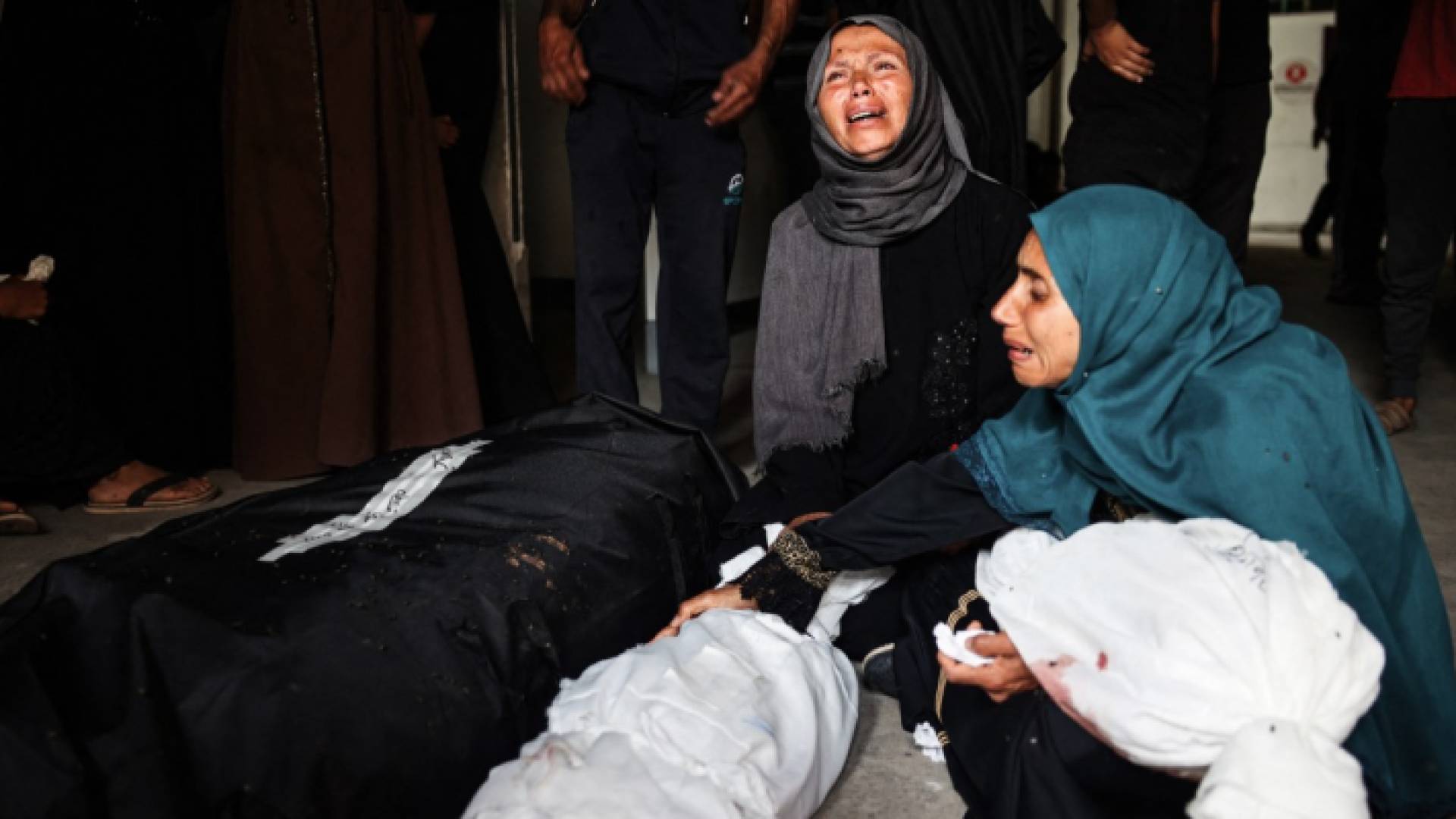 فلسطينيات يبكين ذويهن في قطاع غزة