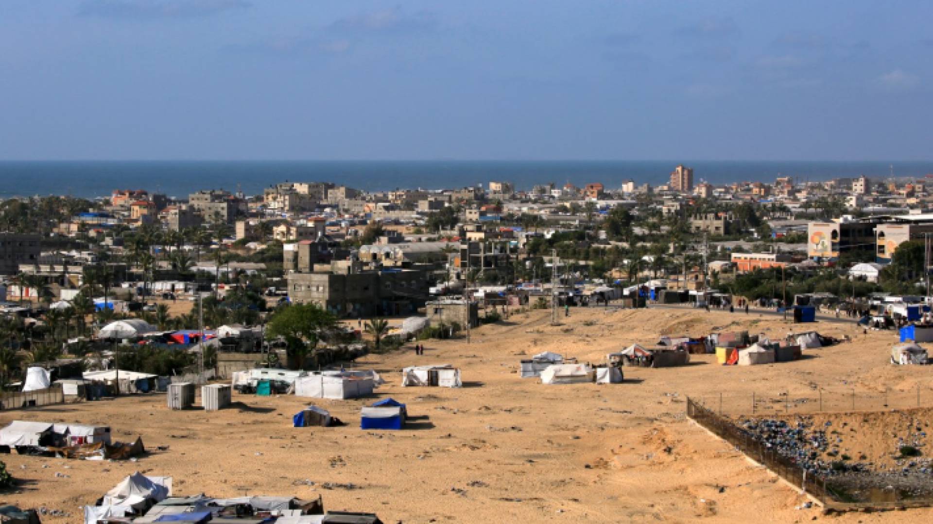 خيام النازحين في مدينة رفح جنوبي قطاع غزة بين المباني السكنية