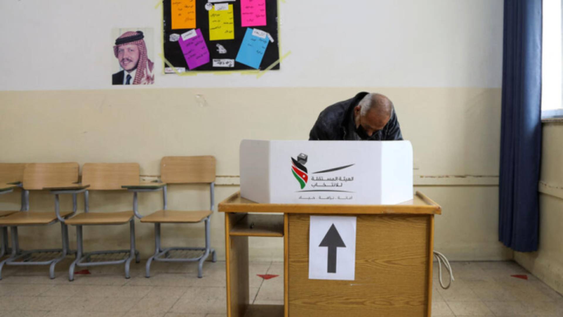 أردني يدلي بصوته في انتخابات سابقة