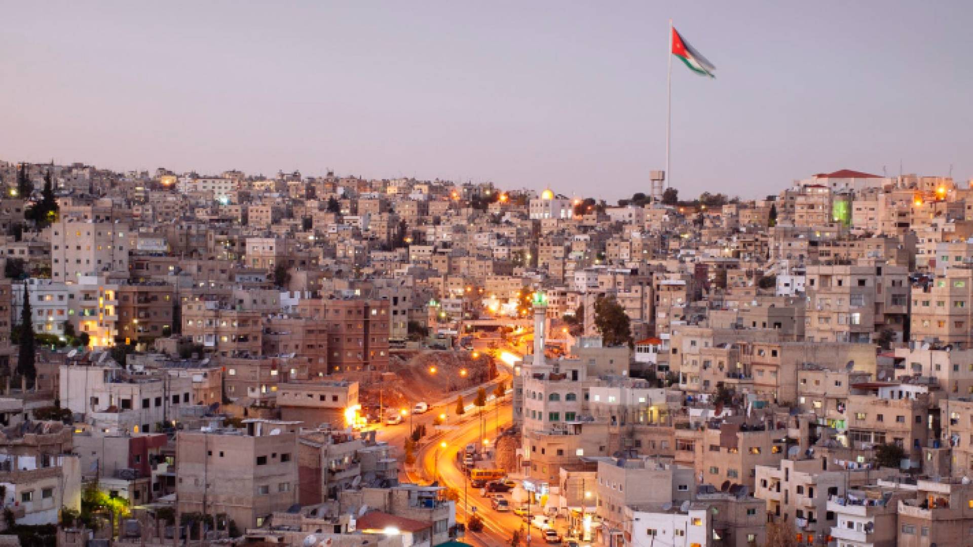 مشهد لمنطقة واد الحدادة في العاصمة عمان يظهر من خلاله مشهد لسارية العلم الأردني