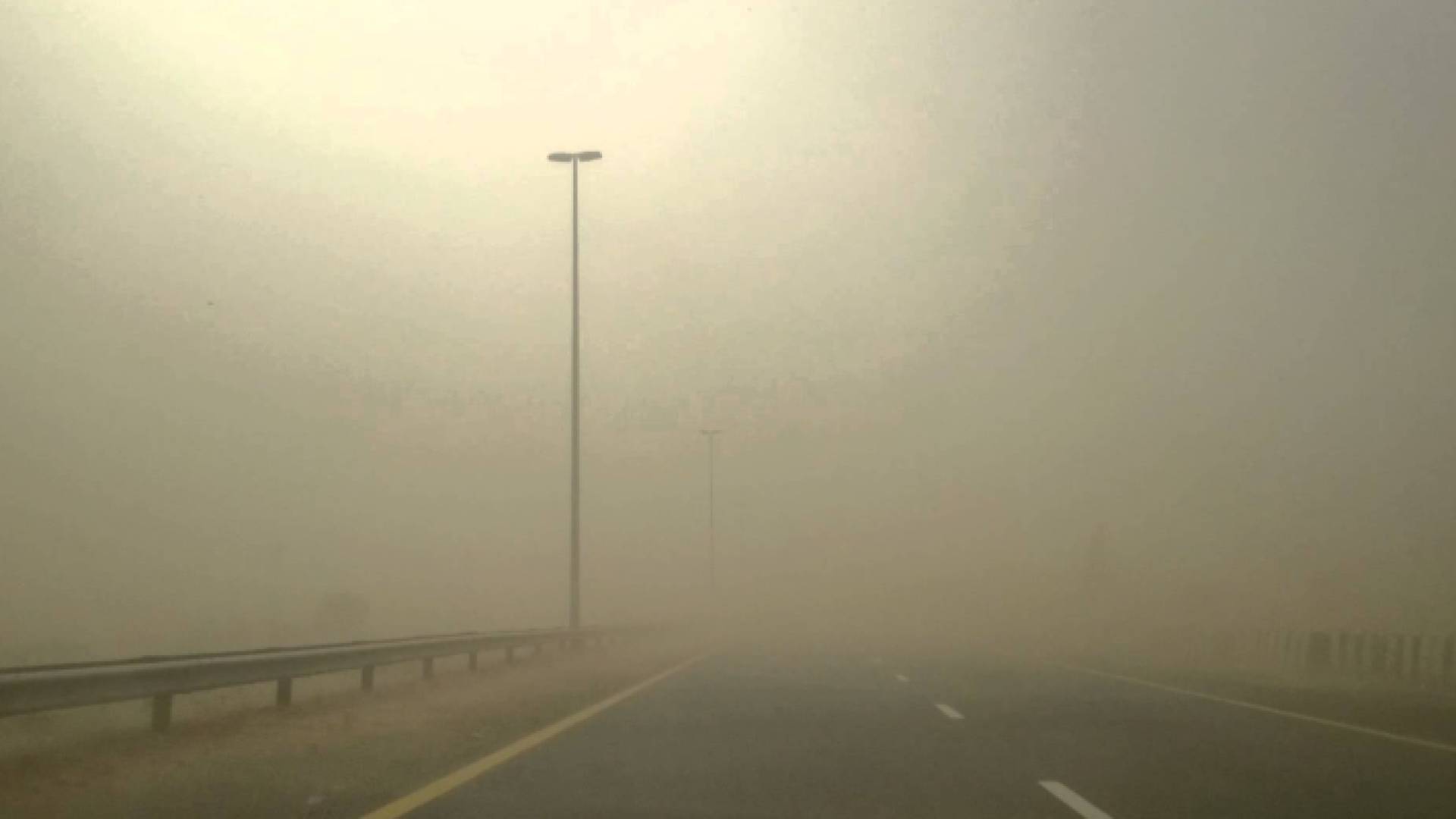 غبار على أحد الطرق الرئيسية في الأردن