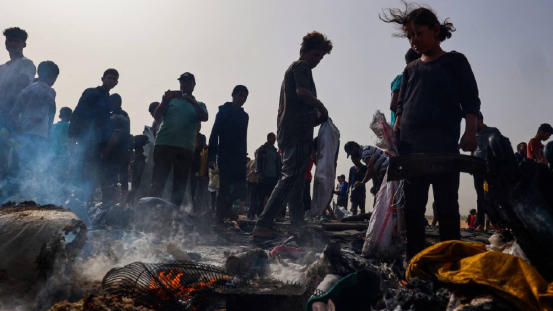 فلسطينيون في موقع غارة للاحتلال استهدفت رفح