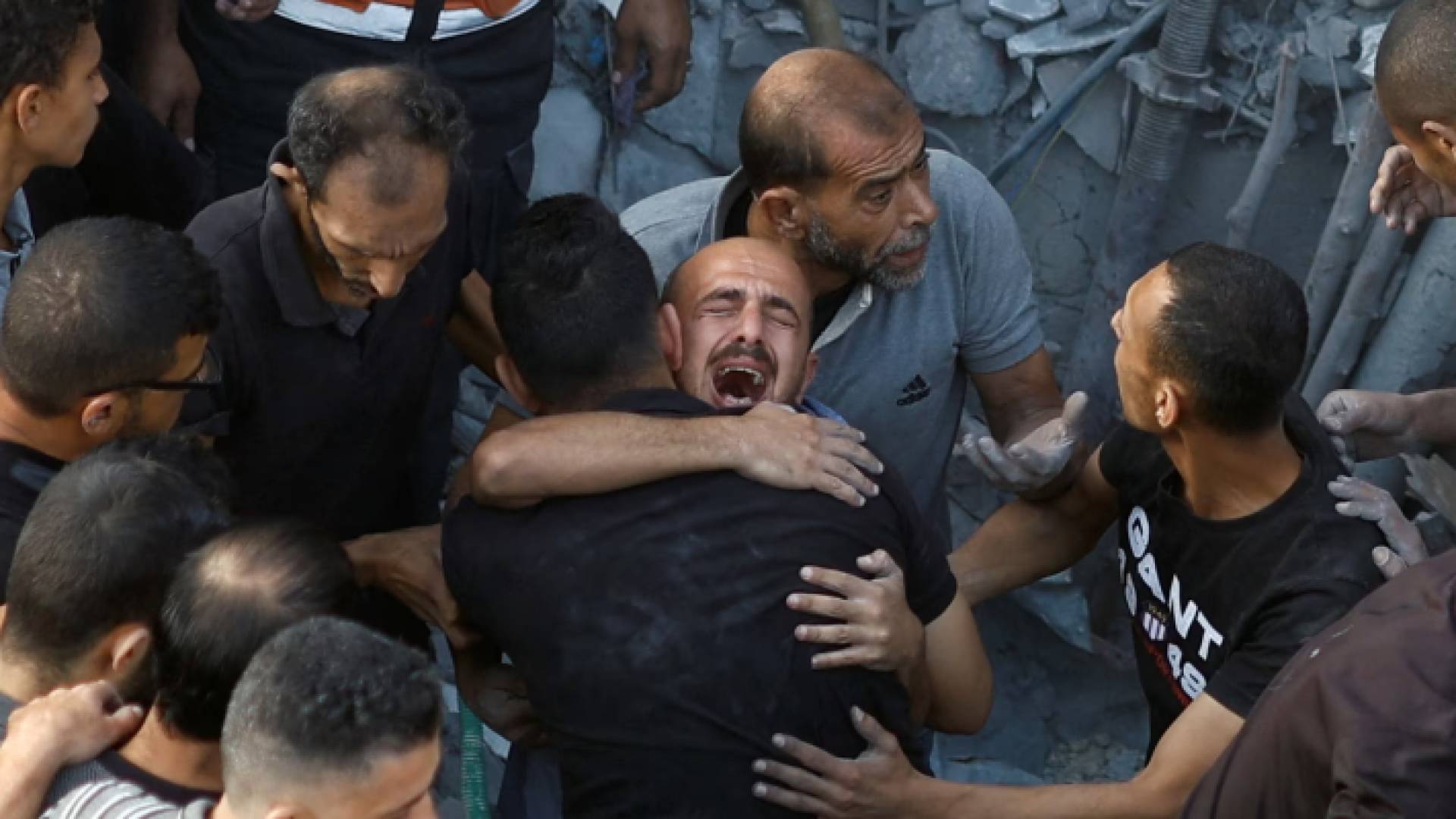 فلسطينيون في أعقاب عصف للاحتلال على مخيم المغازي