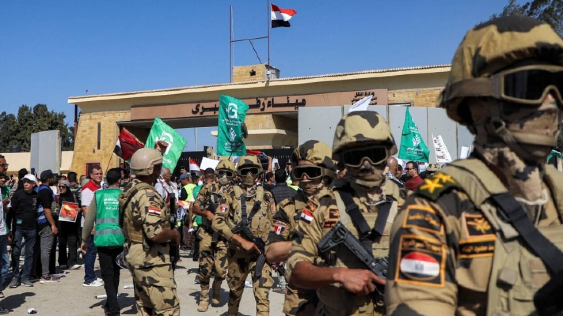 عناصر من الجيش المصري عند معبر رفح من الجانب المصري