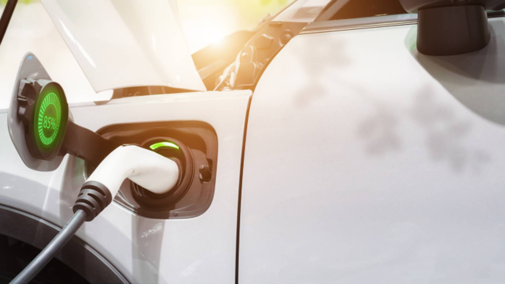 شحن سيارة كهربائية