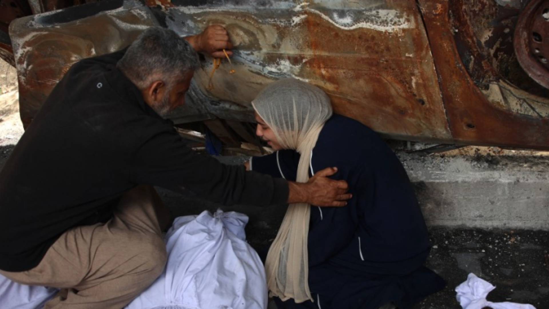 عائلة فلسطينية تودع أحد أبنائها بغزة