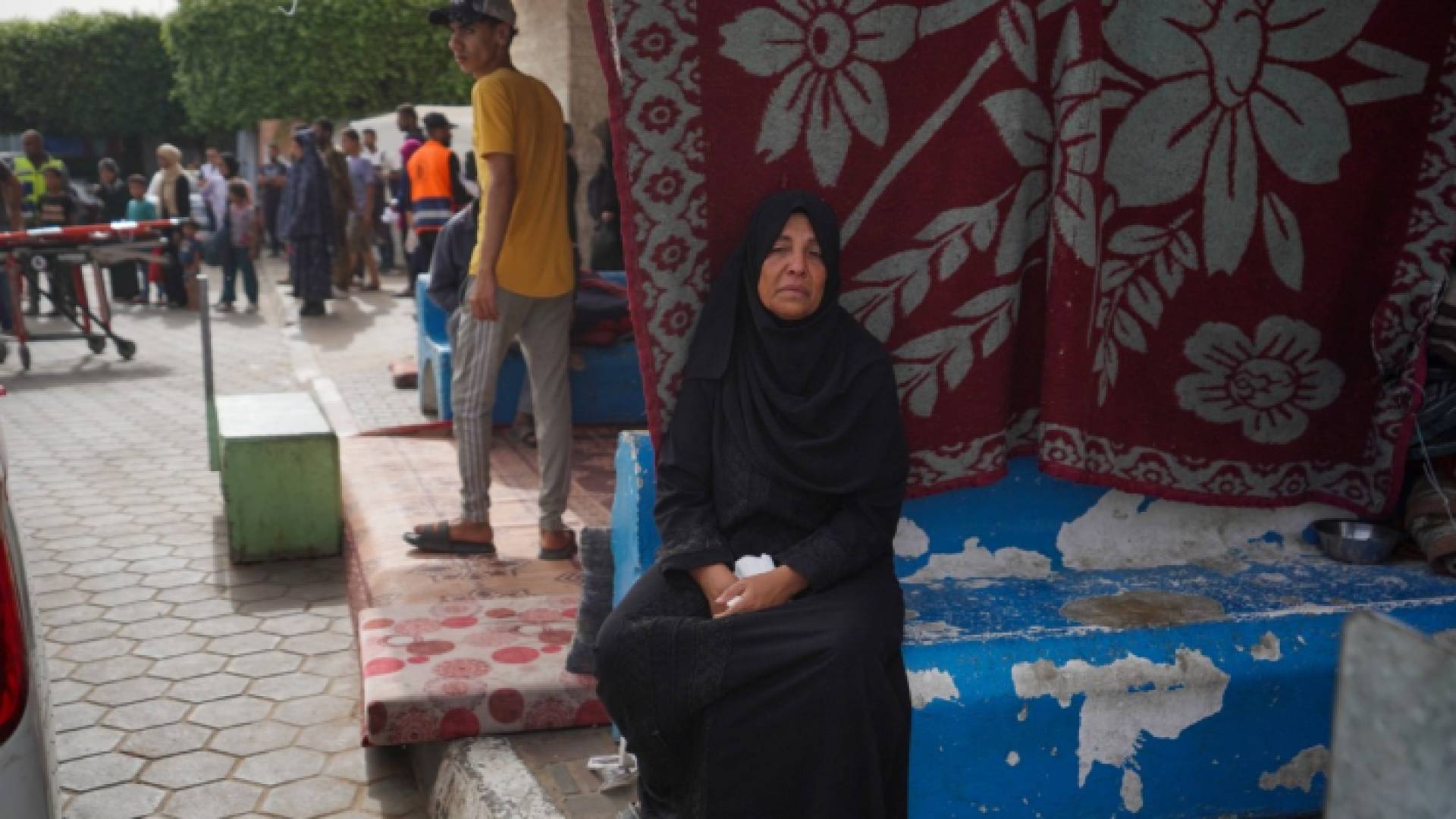 فلسطينية يظهر على محياها الحزن