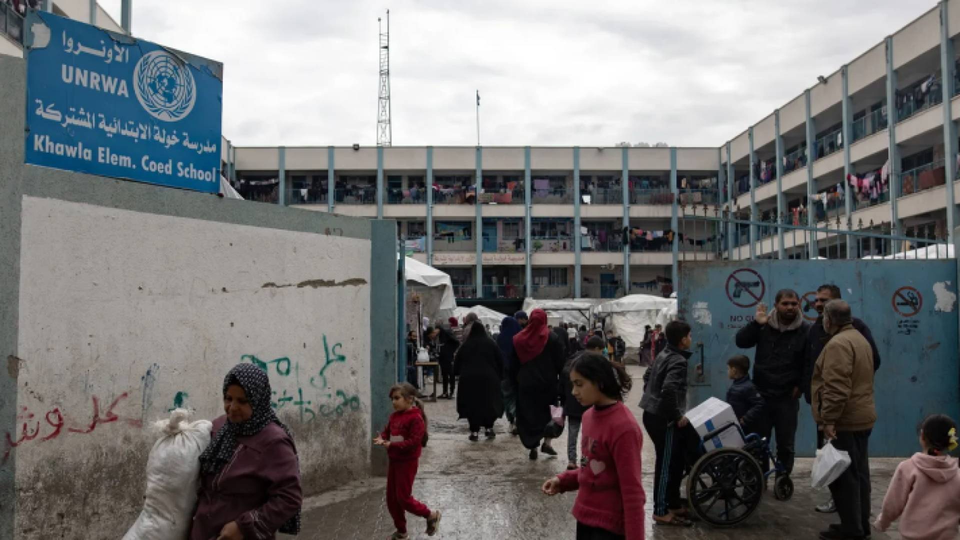 نازحون فلسطينيون داخل إحدى المدارس التابعة للأونروا