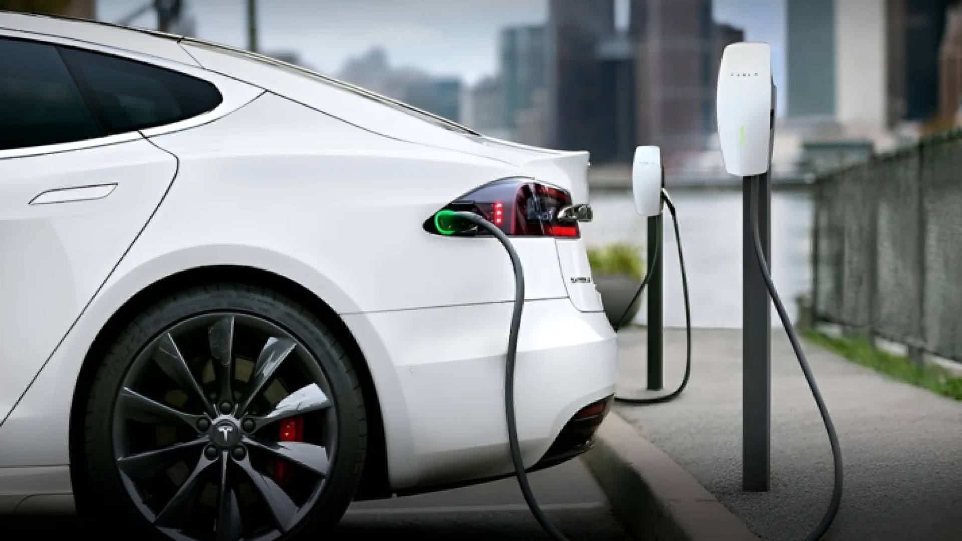 شحن مركبة تعمل على الكهرباء