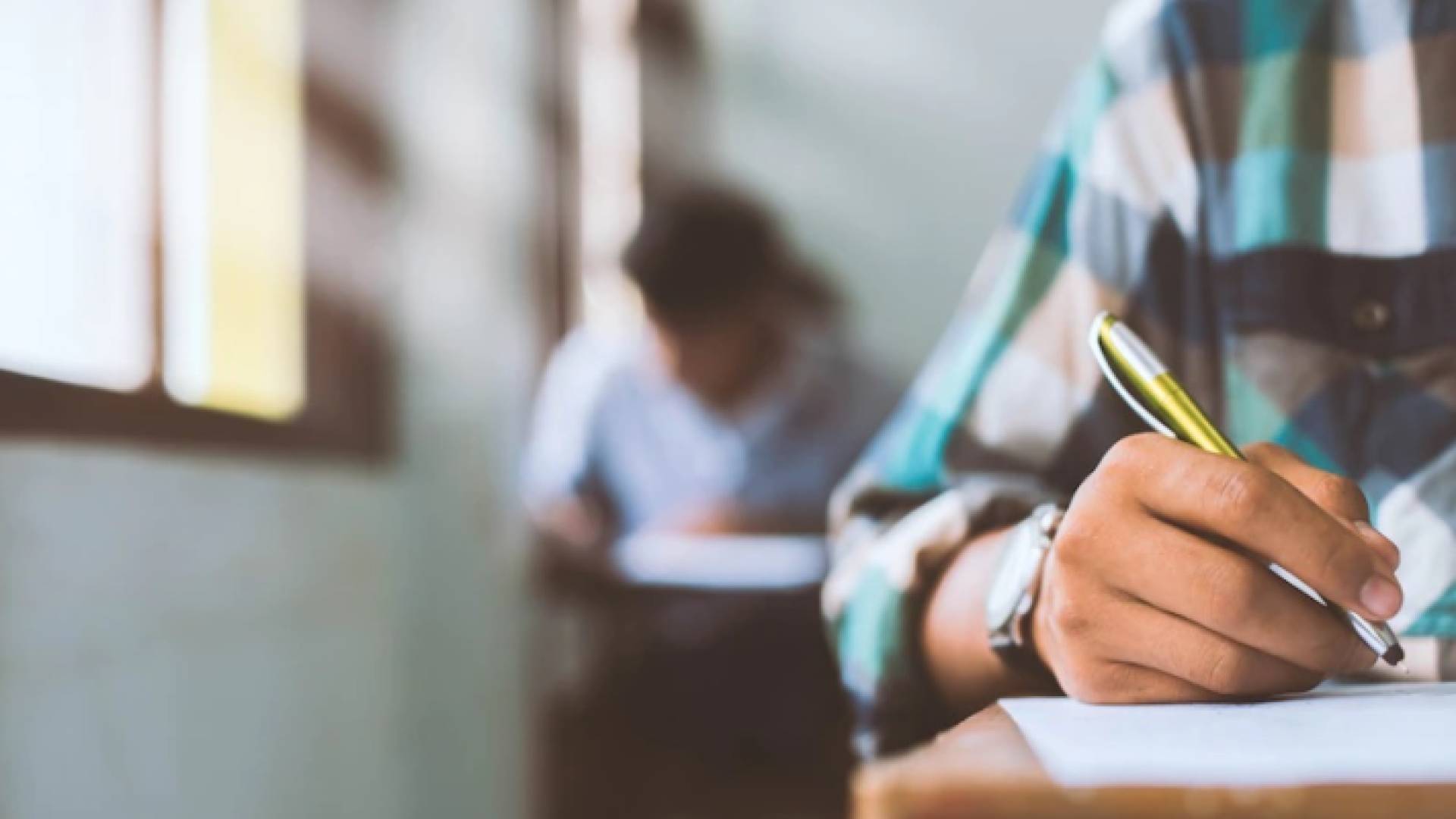 طالب يتقدم لامتحان