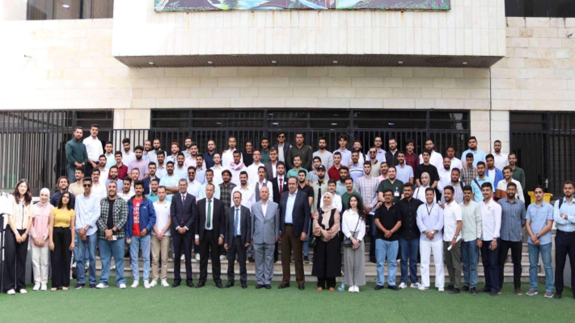 صورة جماعية بعد انتخاب الهيئة التنفيذية لاتحاد طلبة الجامعة الأردنية
