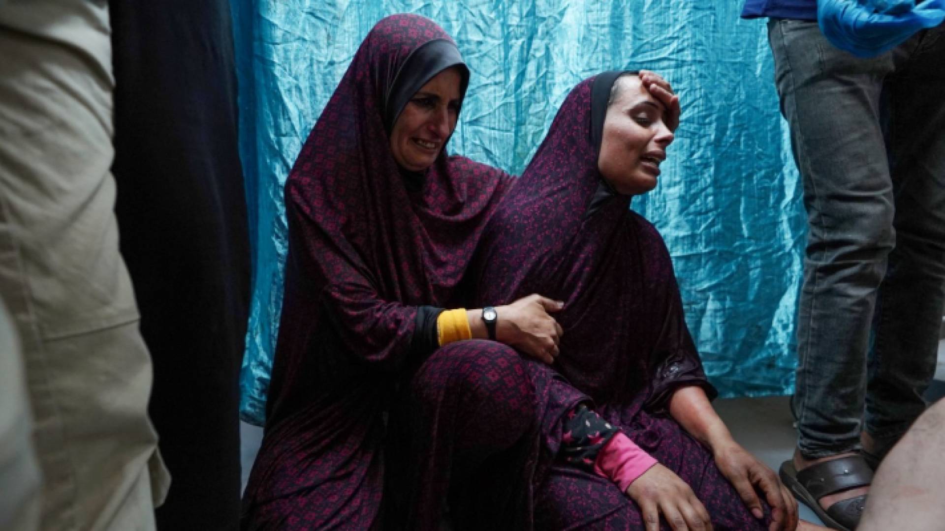 فلسطينيات يبكين ذويهن في قطاع غزة