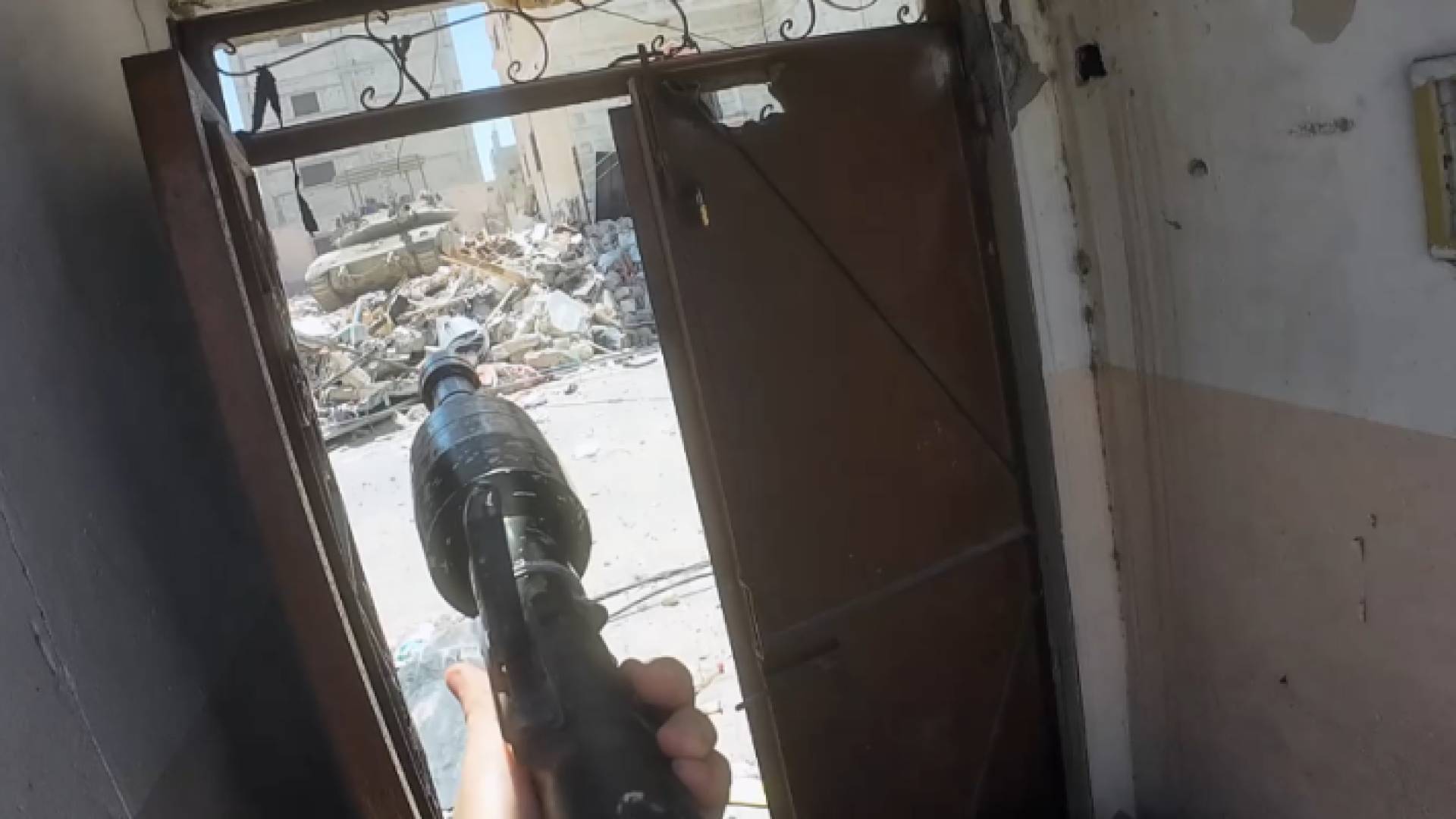 أحد عناصر القسام يطلق قذيفة باتجاه دبابة من مسافة قريبة