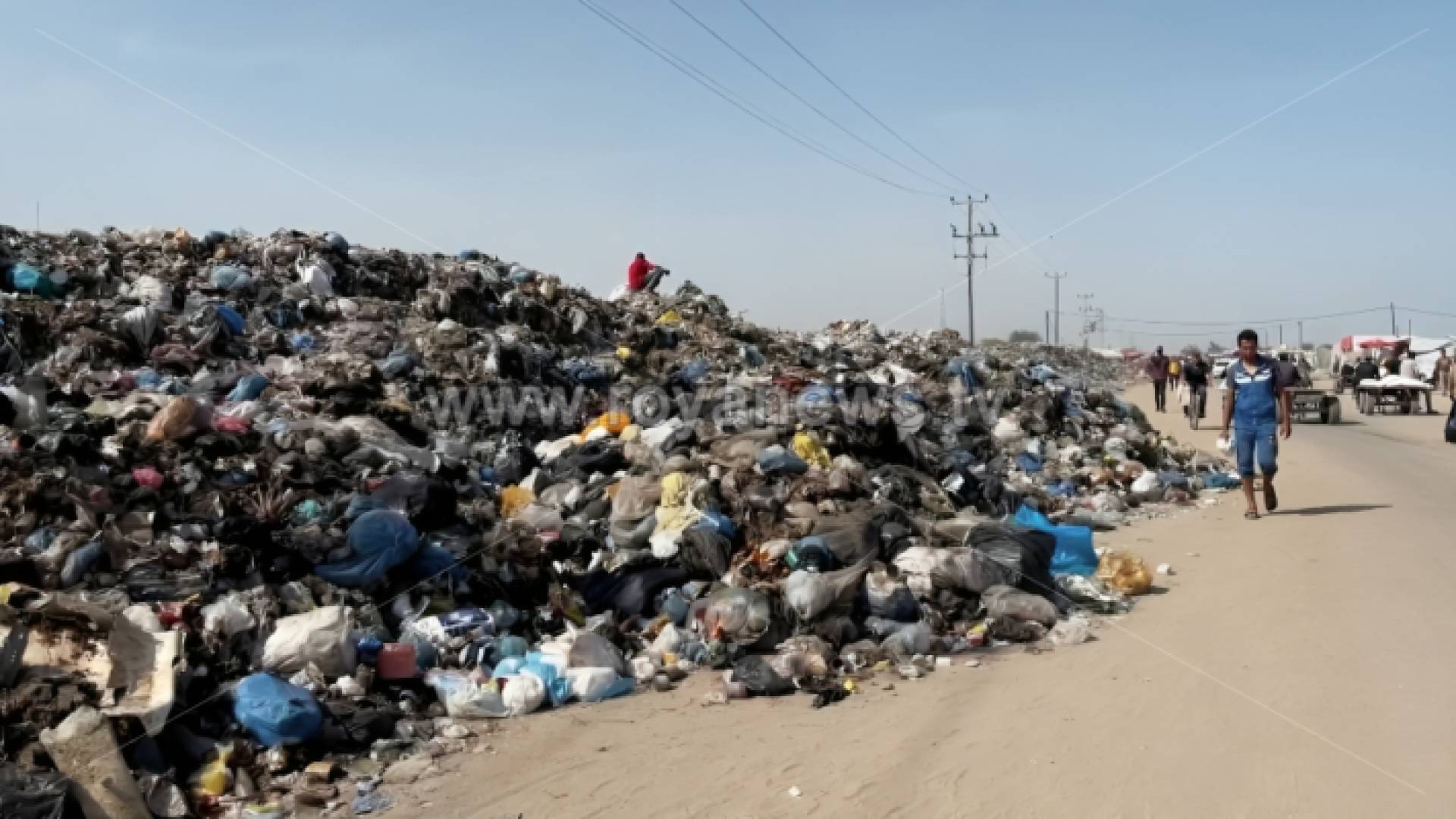 تكدس أكوام القمامة في منطقة مواصي خان يونس