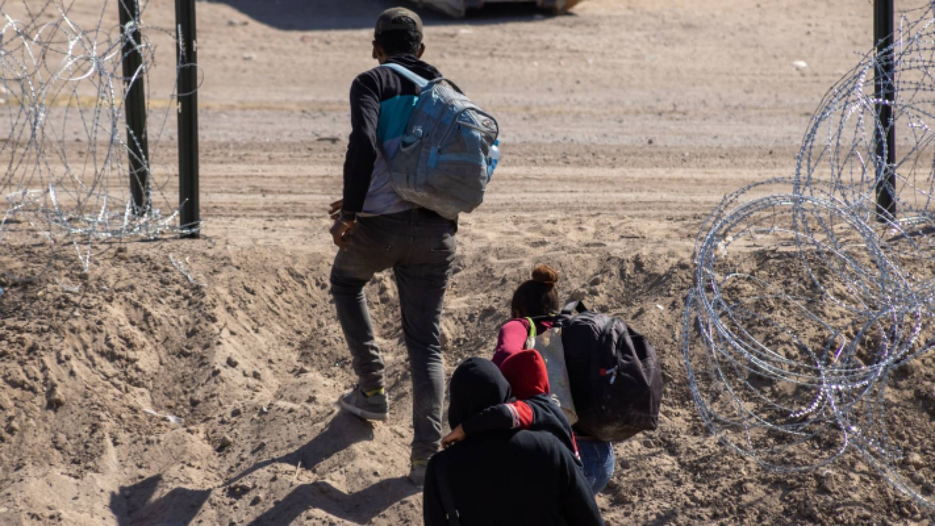 مهاجرون غير شرعيون يسيرون باتجاه الحدود الأمريكية