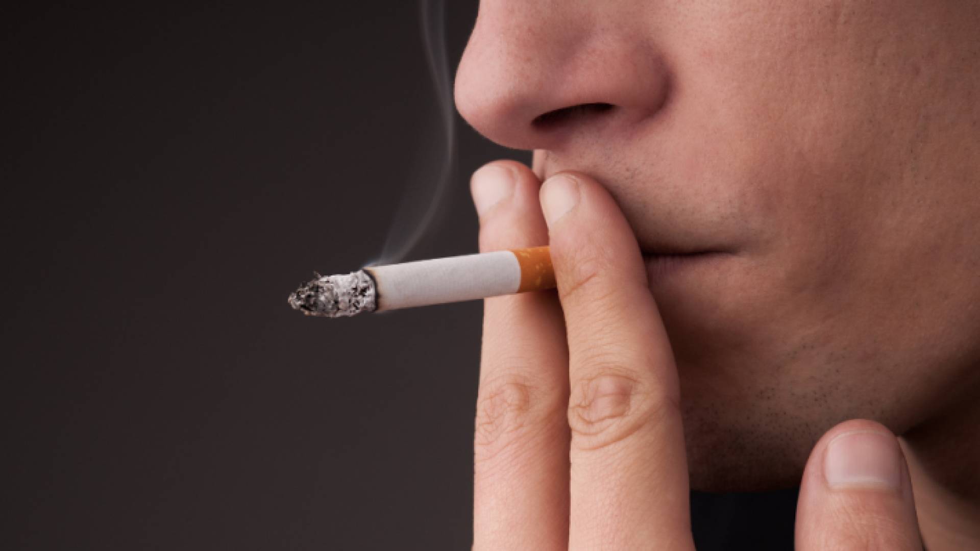 شخص يدخن السجائر