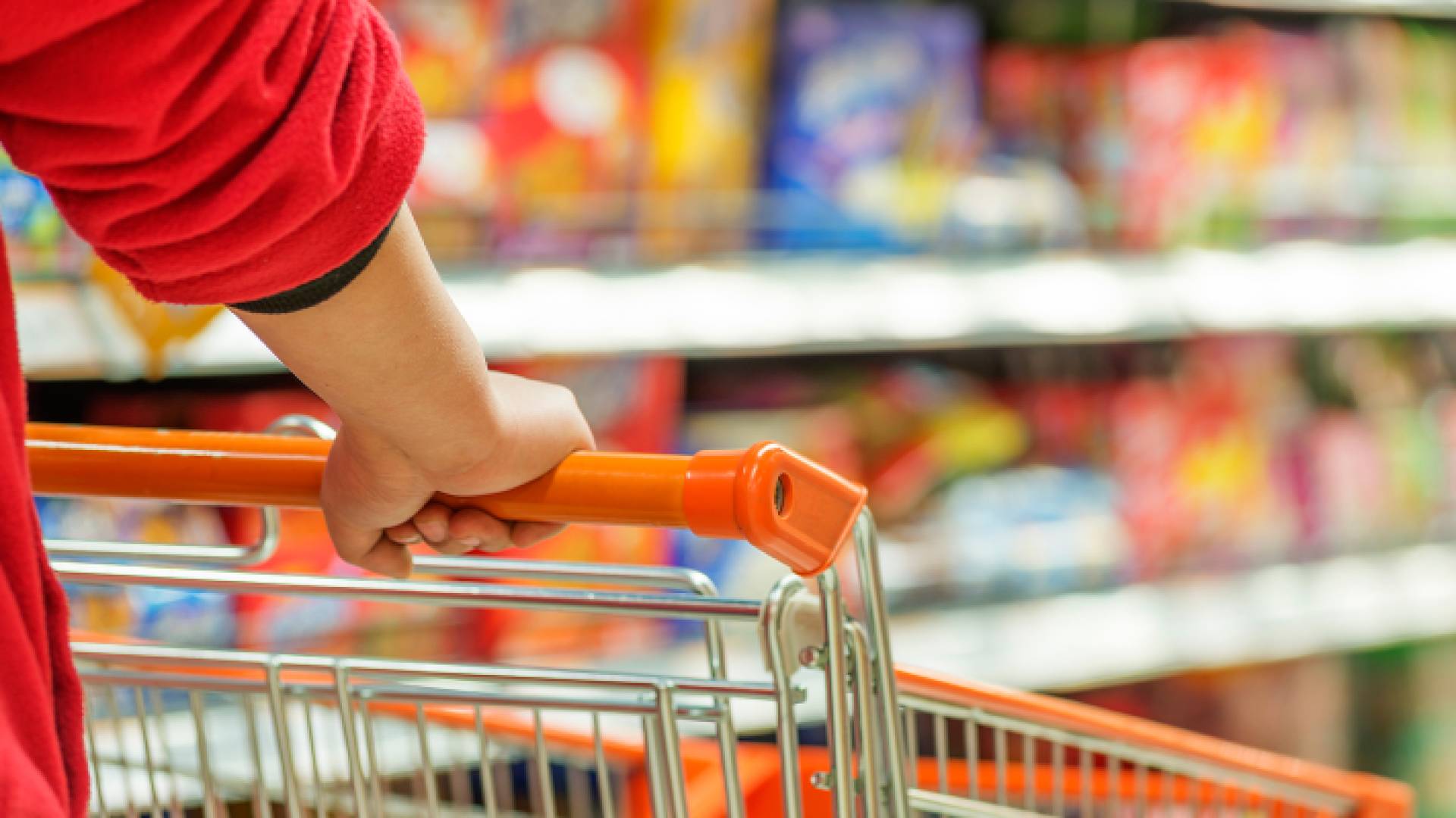 شخص يتسوق في سوق للمواد الغذائية