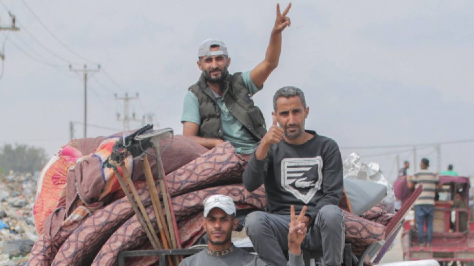 فلسطينيون يرفعون إشارة النصر في غزة