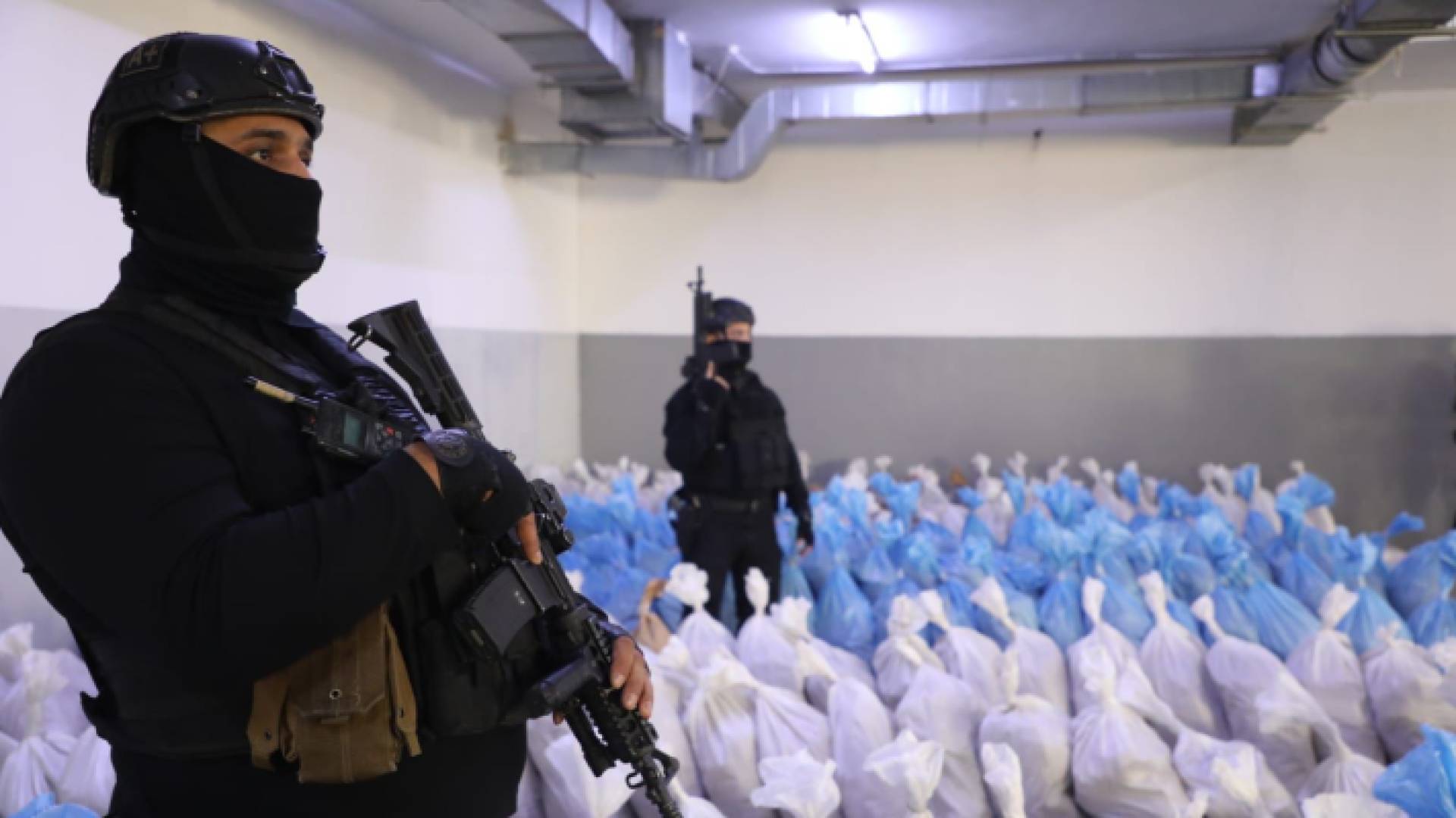 عناصر من الأجهزة الامنية خلال اتلاف مواد مخدرة