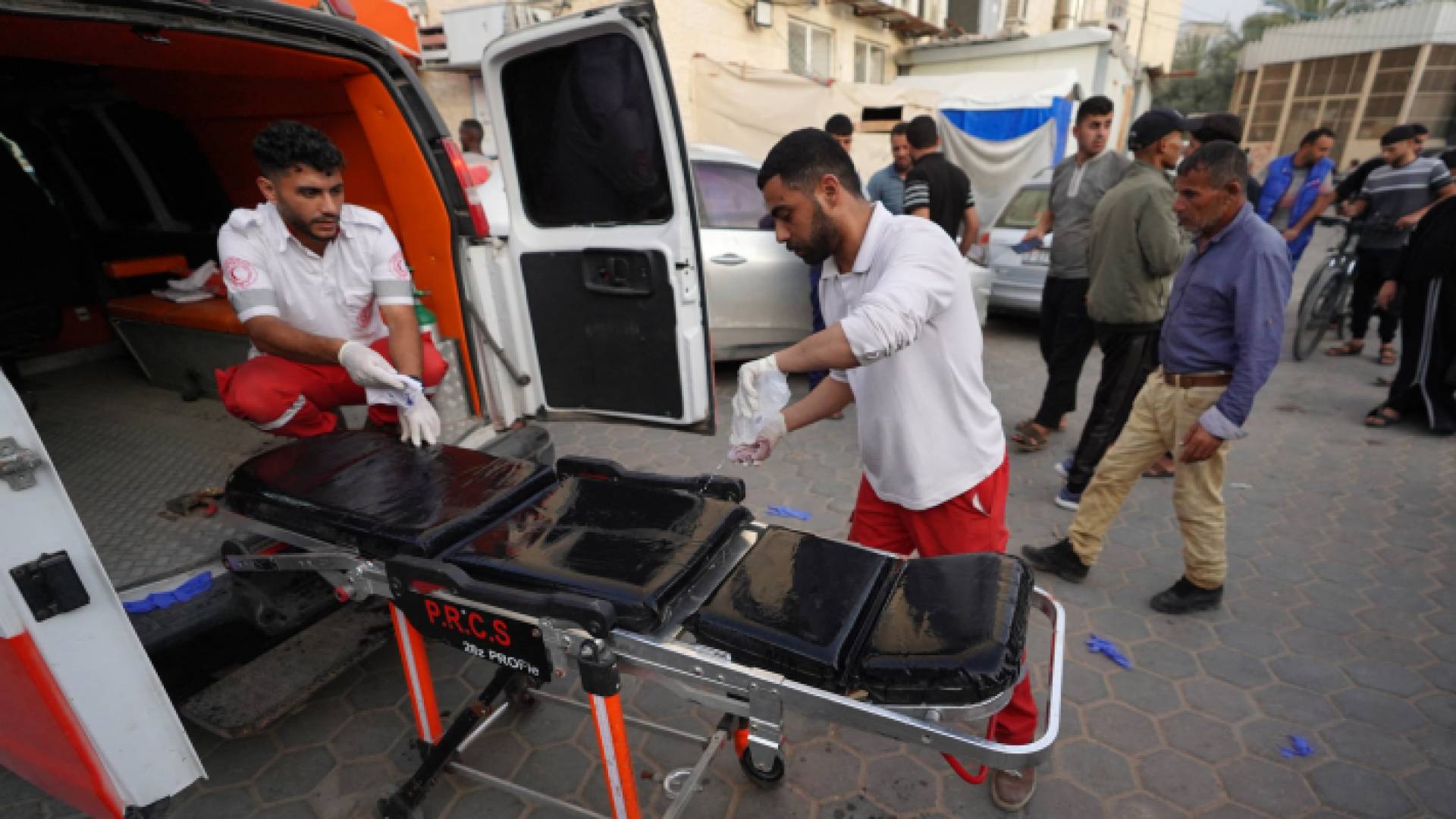 مسعفون في قطاع غزة