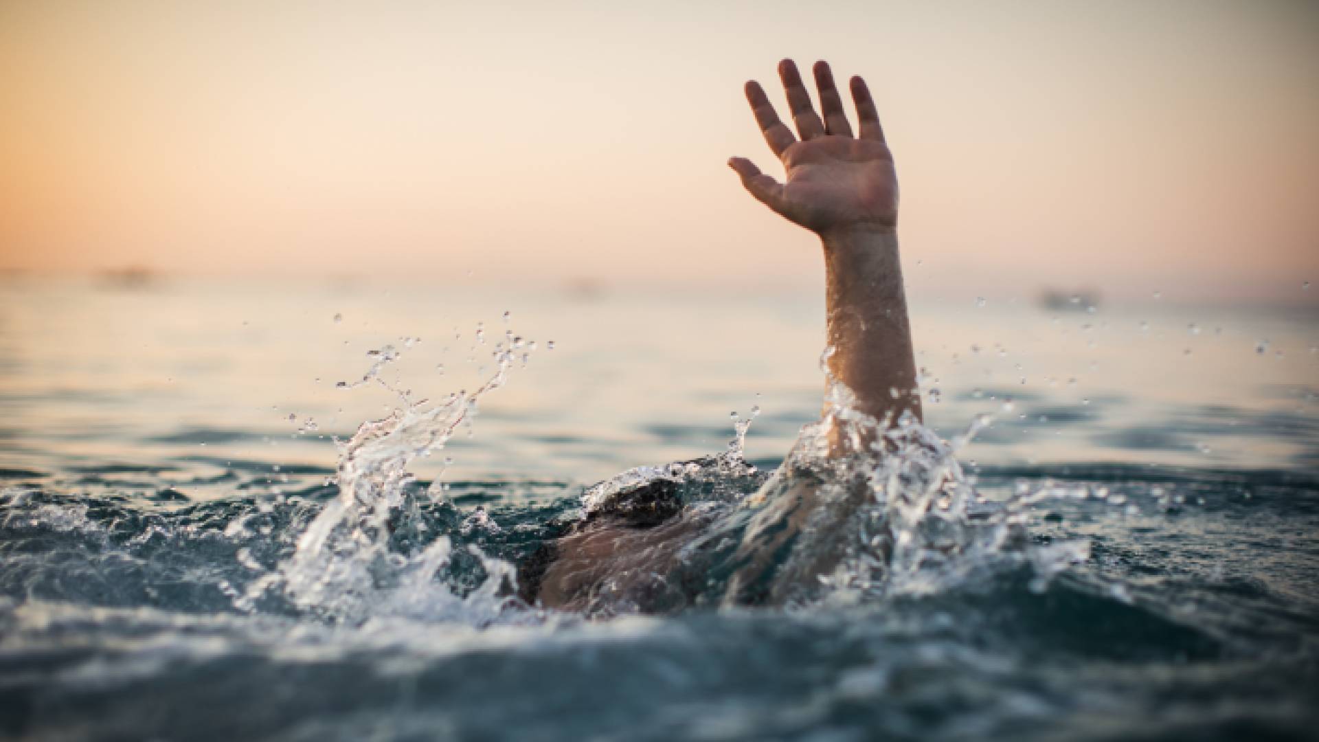 غريق بأحد المناطق غير المناسبة للسباحة