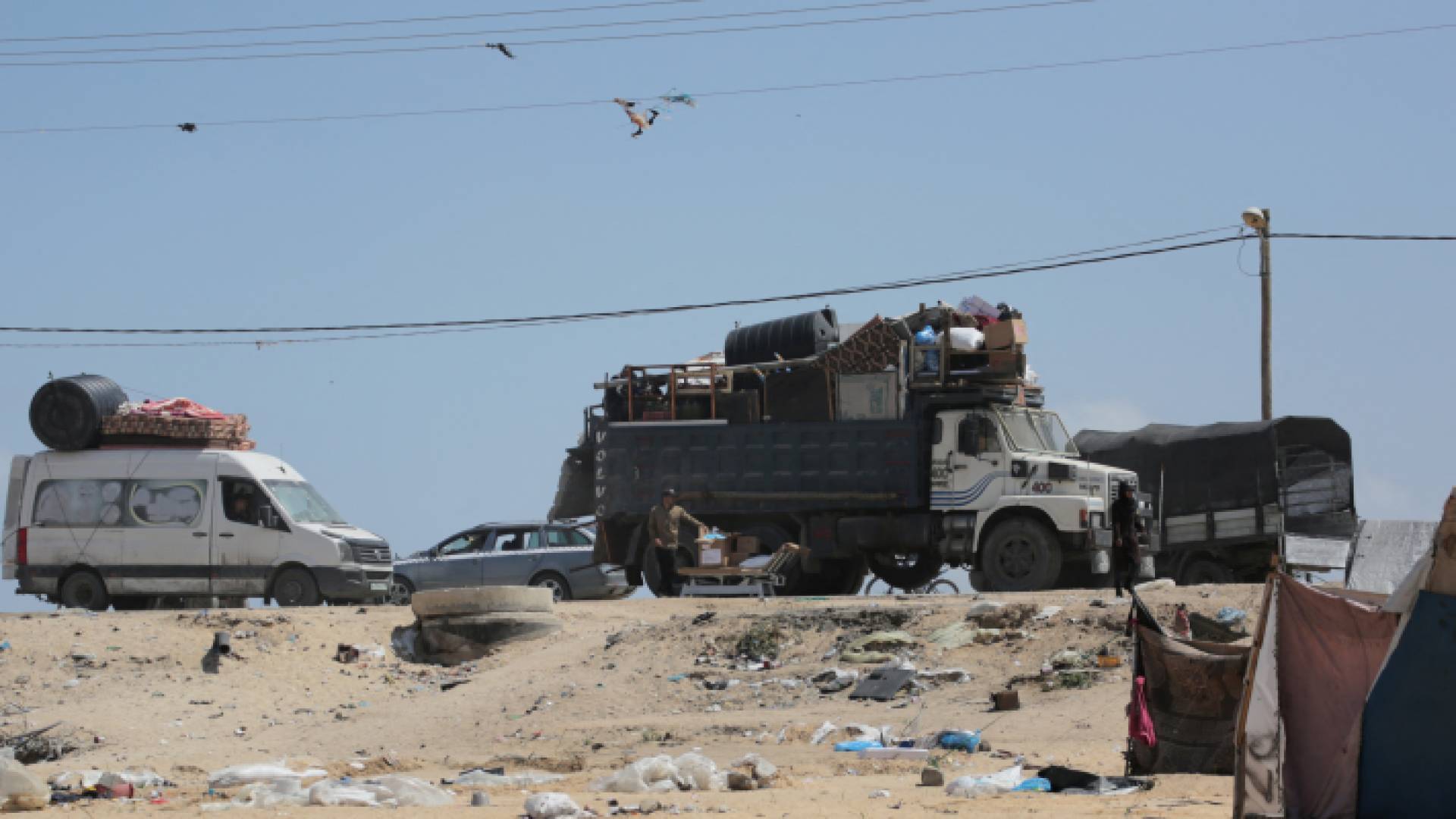فلسطيني ينزح من رفح جنوبي القطاع