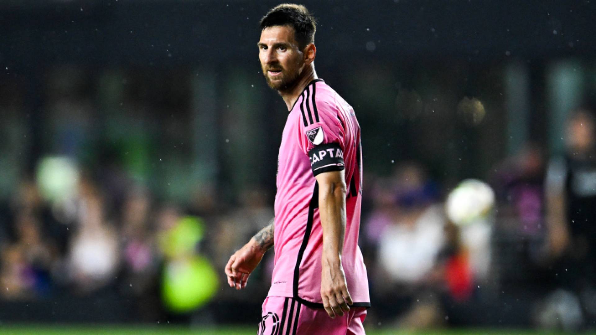 النجم الأرجنتيني ميسي بقميص فريقه انتر ميامي