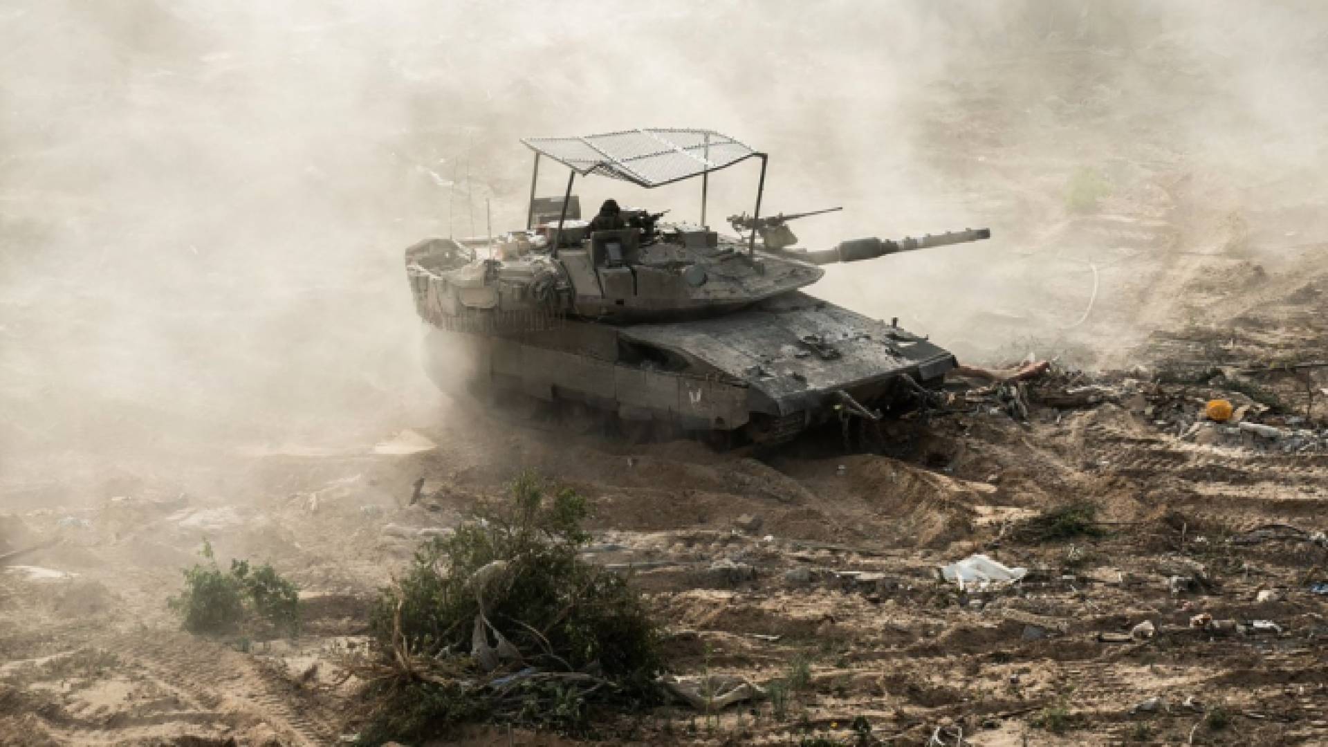 دبابة تابعة للجيش الإسرائيلي خلال عمليات عسكرية حول جباليا في شمال قطاع غزة