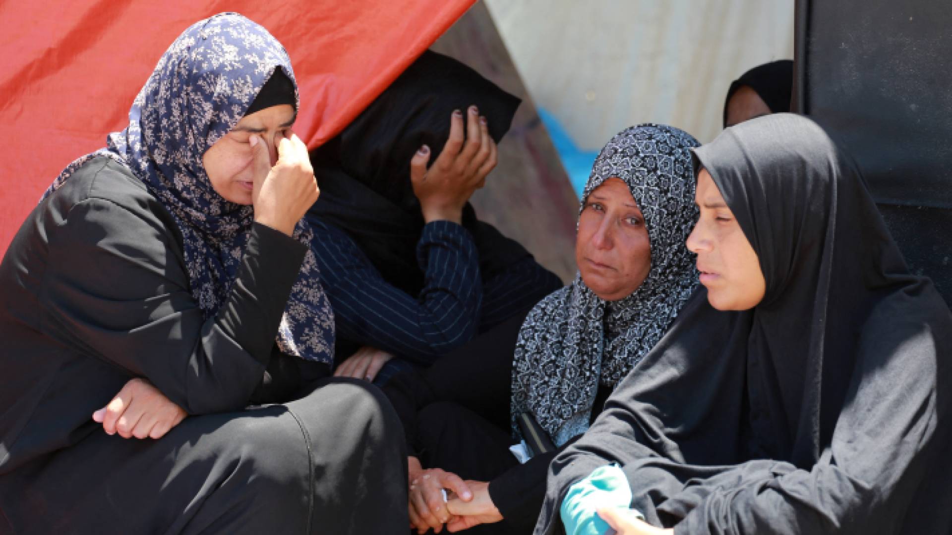 فلسطينيات يبكين شهدائهن في رفح بجنوب قطاع غزة - AFP