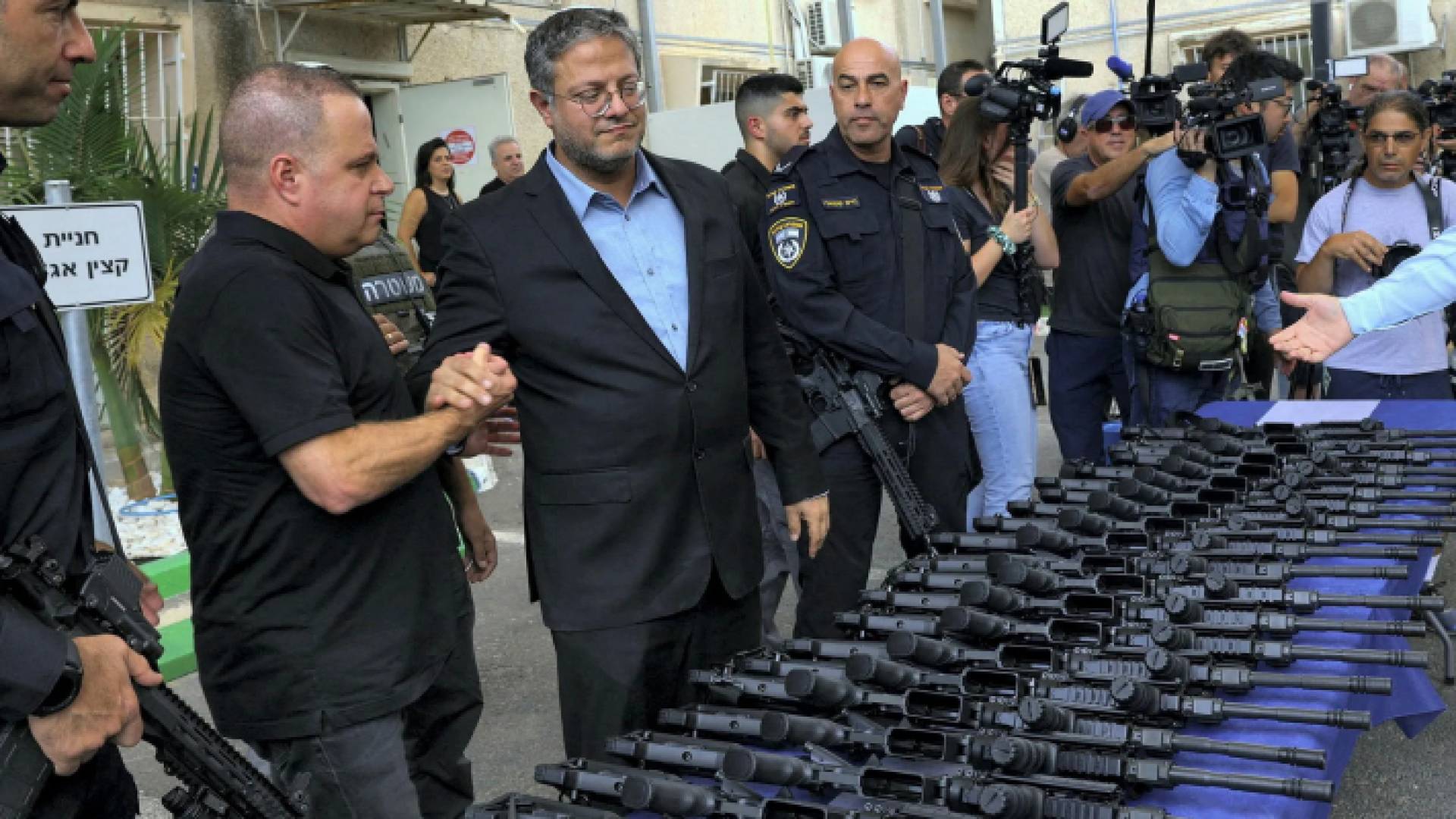 وزير الأمن القومي في حكومة الاحتلال ايتمار بن غفير يوزع الأسلحة