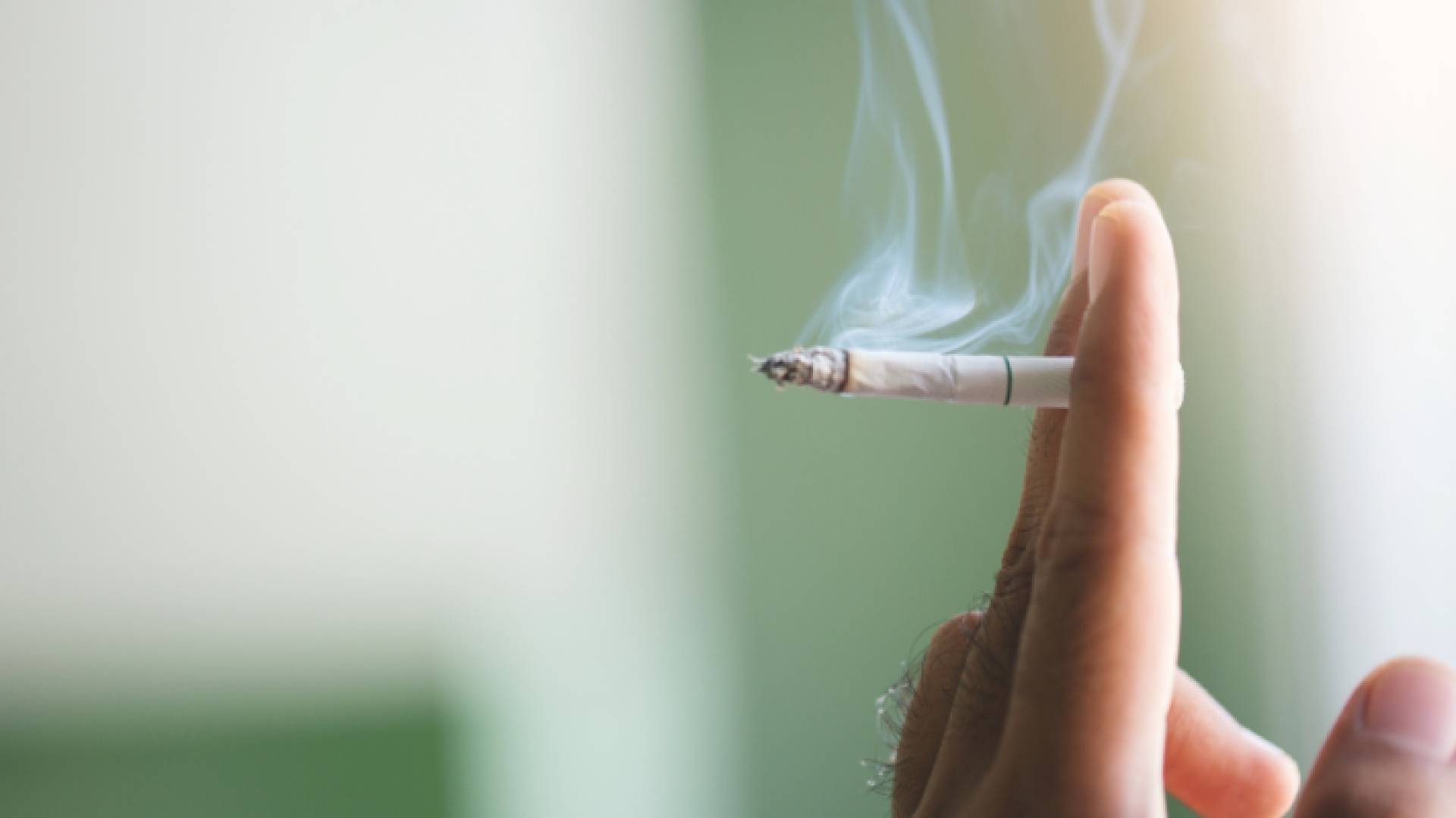 شخص يدخن السجائر