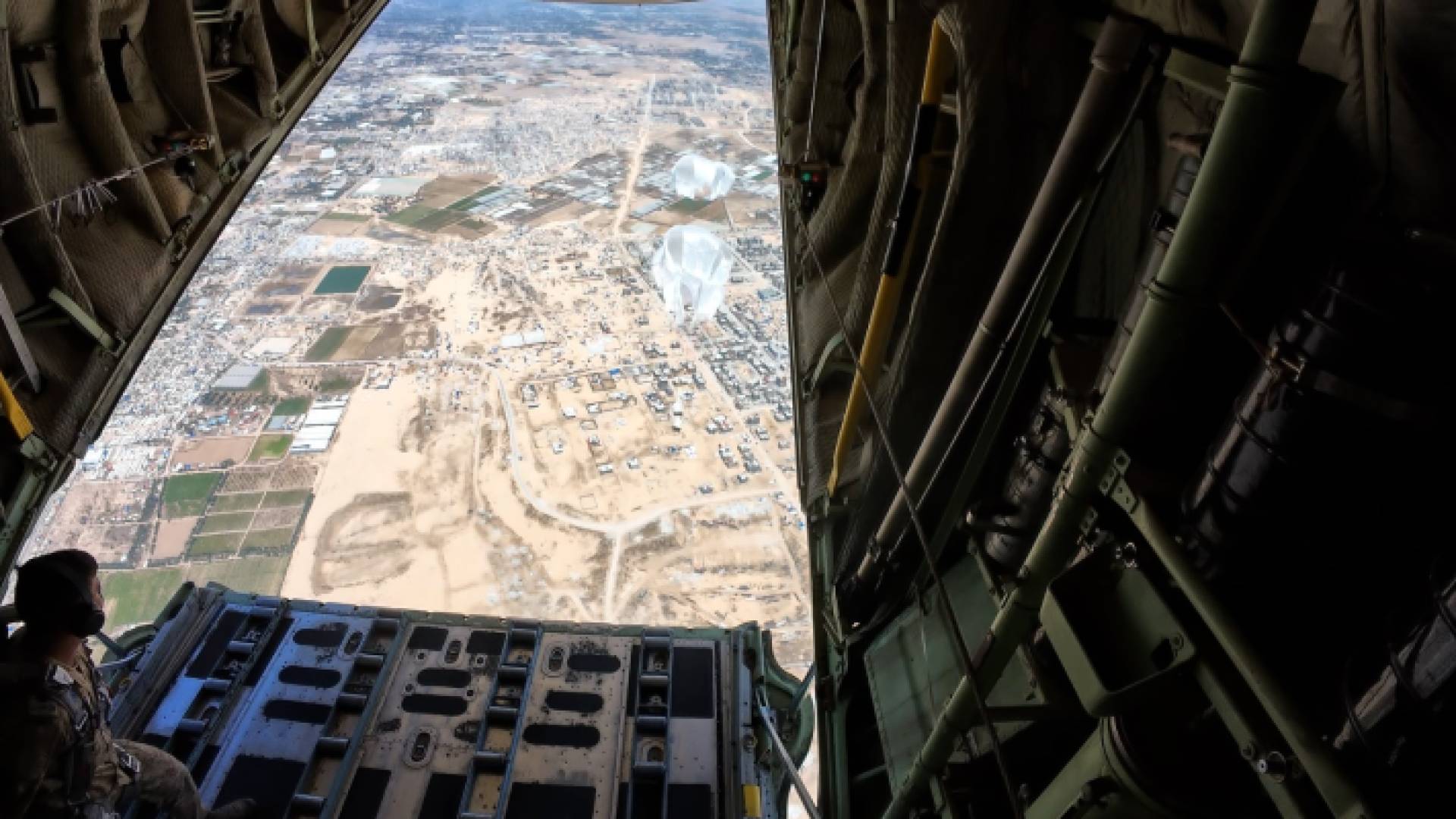 خلال عملية إنزال المساعدات من طائرة تابعة لسلاح الجو الملكي الأردني