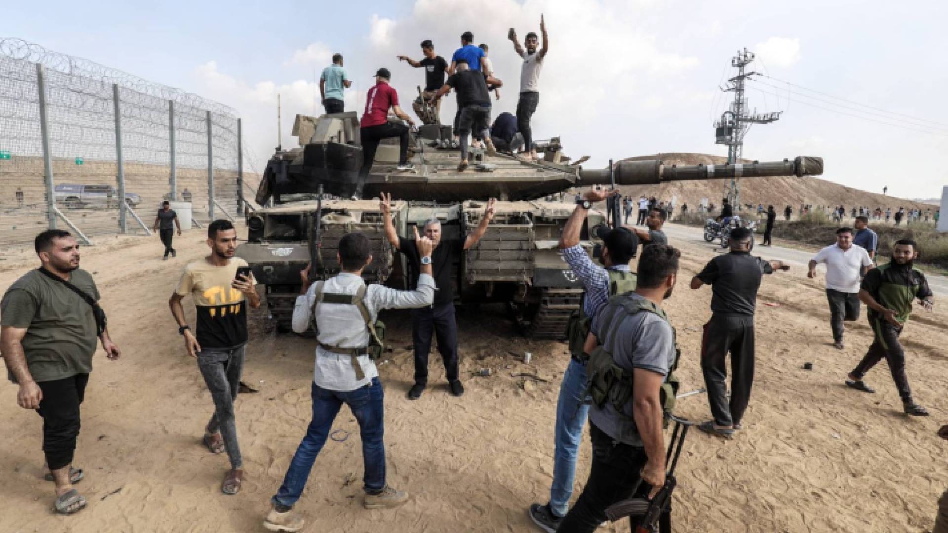 فلسطينيون يعتلون دبابة للاحتلال في طوفان الأقصى