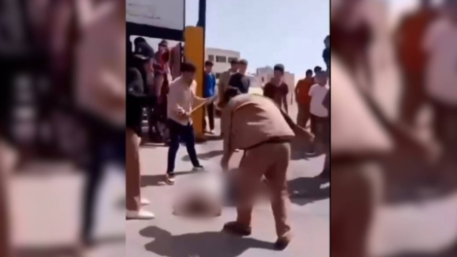 صورة ملتقطة من مقطع الفيديو الذي يوثق الاعتداء على المعلم