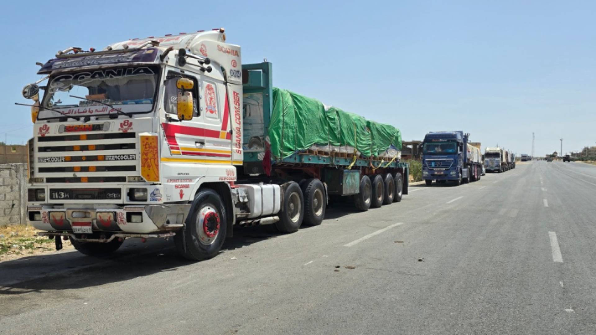 شاحنات مساعدات إنسانية متجهة إلى قطاع غزة تنتظر بالقرب من معبر رفح