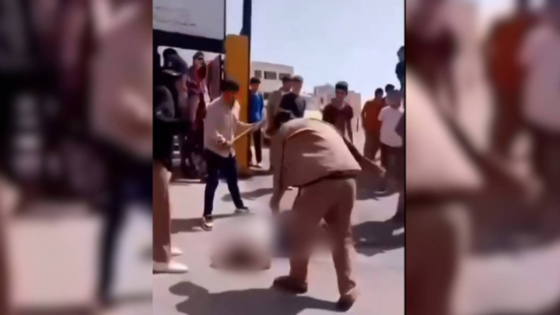 لحظة الاعتداء على معلم في عمان