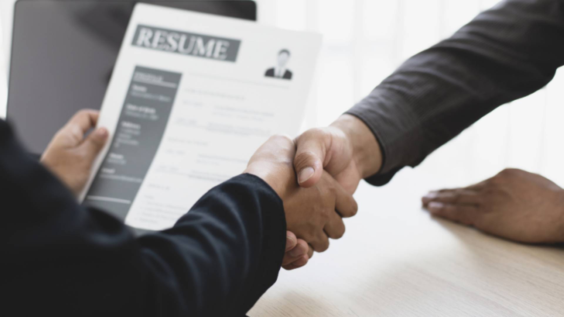 توقيع عقد عمل