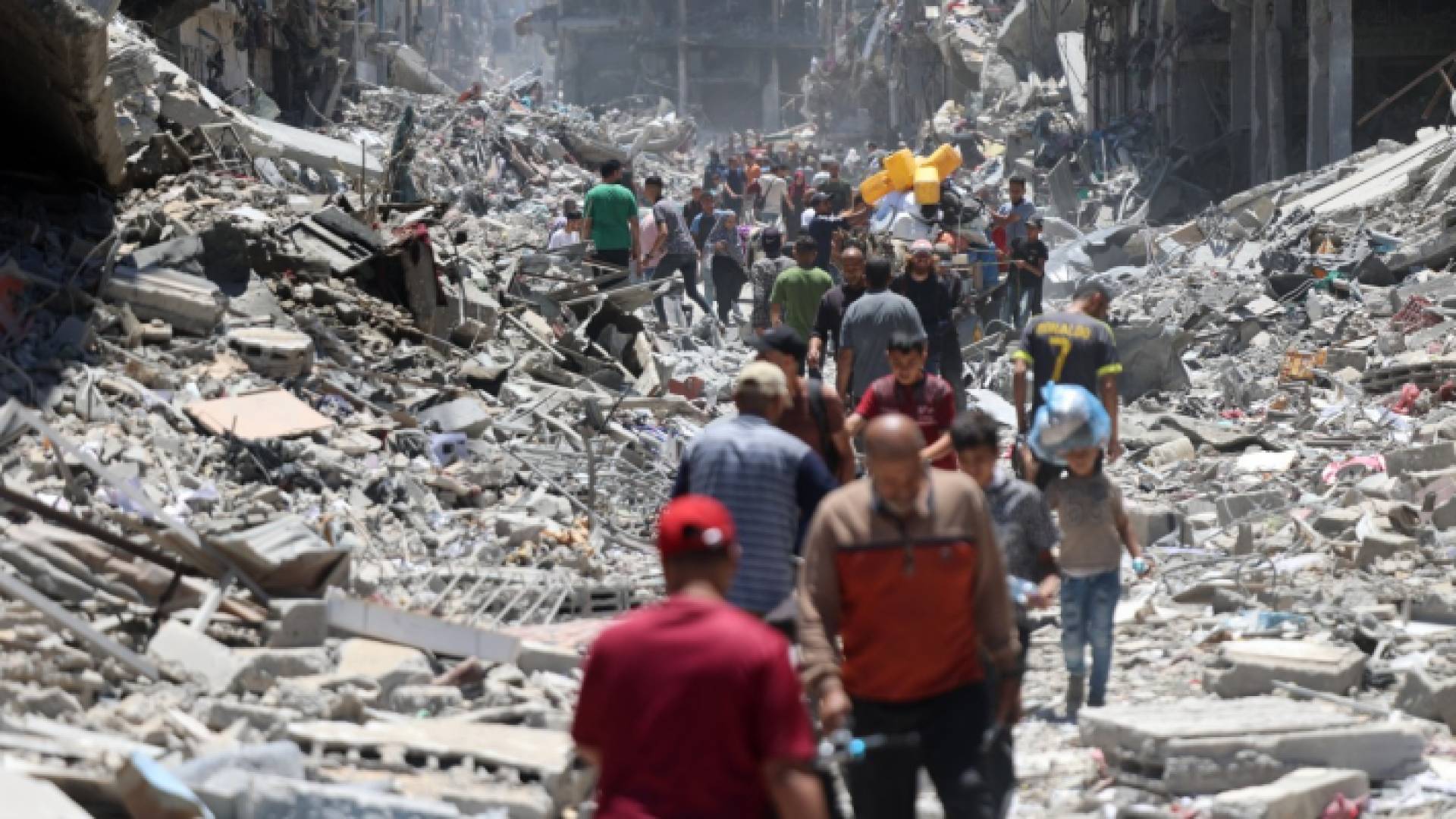 فلسطينيون بين الركام في قطاع غزة