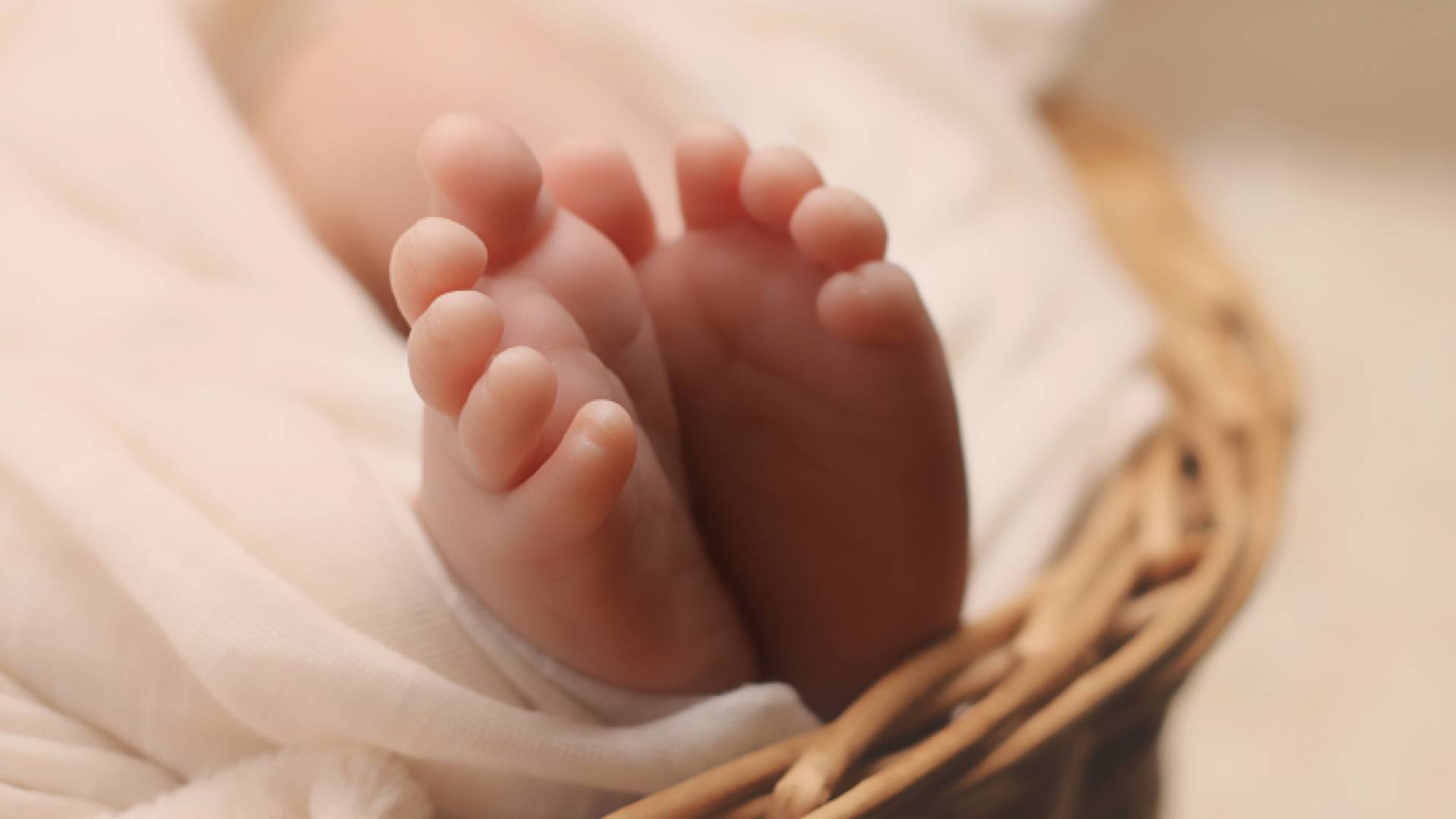 أقدام طفلة رضيعة "تعبيرية"